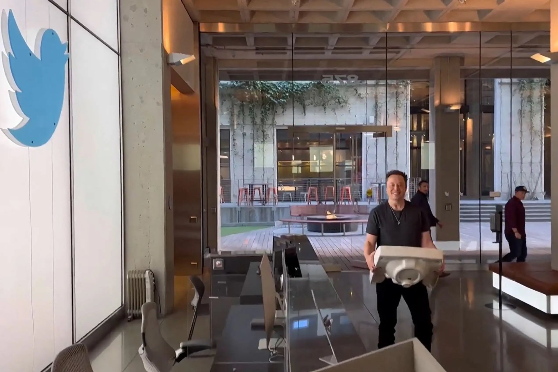 ماجرای حرکت جنجالی ایلان ماسک؛ ورود به شرکت با کاسه توالت!