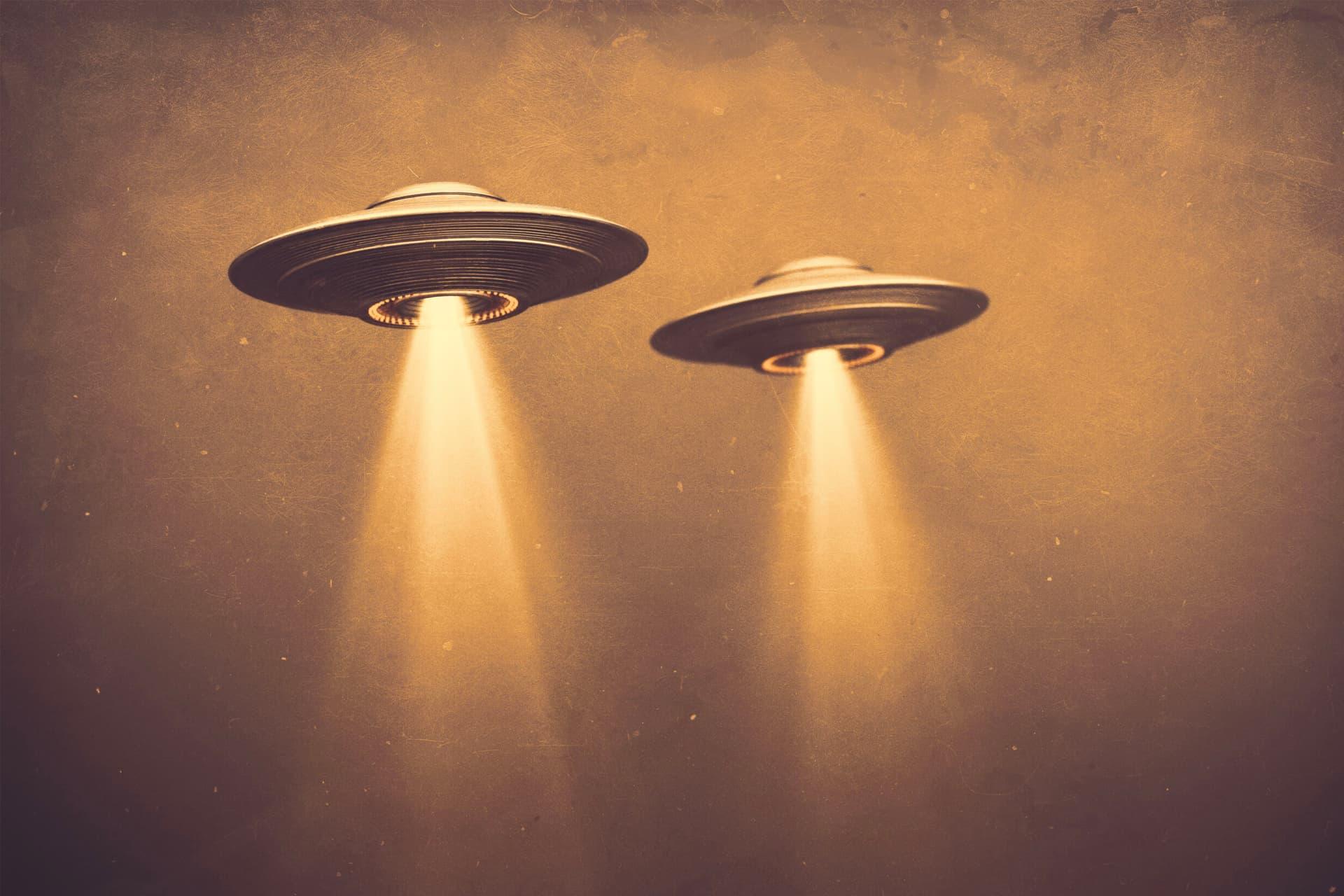 دو یوفو / UFO / بشقاب پرنده در آسمان طرح گرافیکی