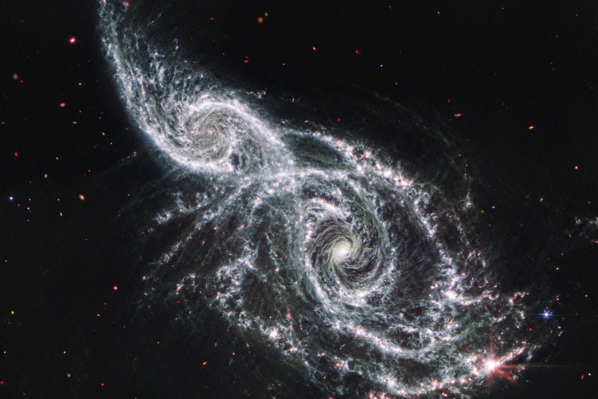 تصویر دو کهکشان مارپیچی ثبت‌شده توسط تلسکوپ جیمز وب، سیاه‌چاله‌های فوق‌عظیم و دوردستی را در مرکز آن‌ها نشان می‌دهد.