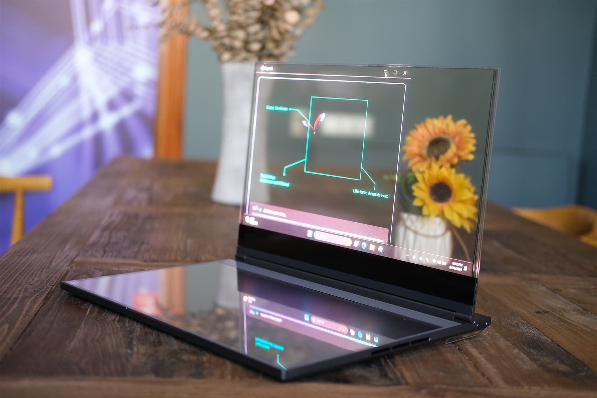لپ تاپ شفاف لنوو Lenovo روی میز
