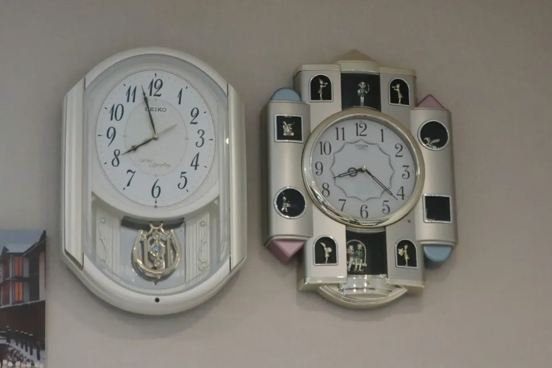 دو ساعت روی دیوار