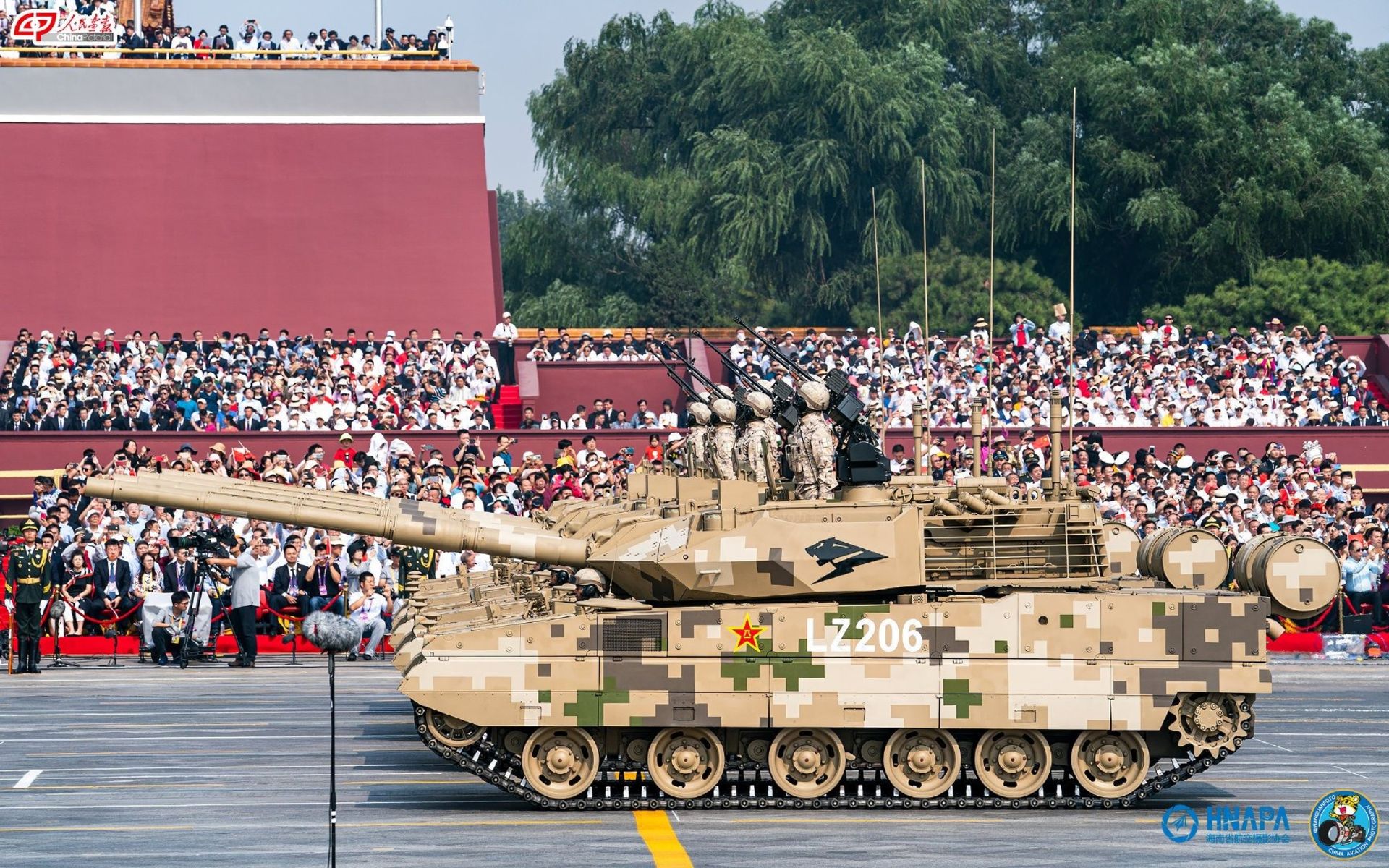 تانک تایپ ۱۵ چین در مراسم رژه‌ی نظامی