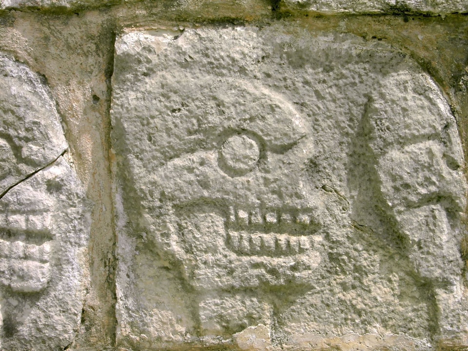 جزئیات حکاکی‌های سنگ‌های تزومپنتلی یا قفسه جمجمه در چیچن ایتزا
