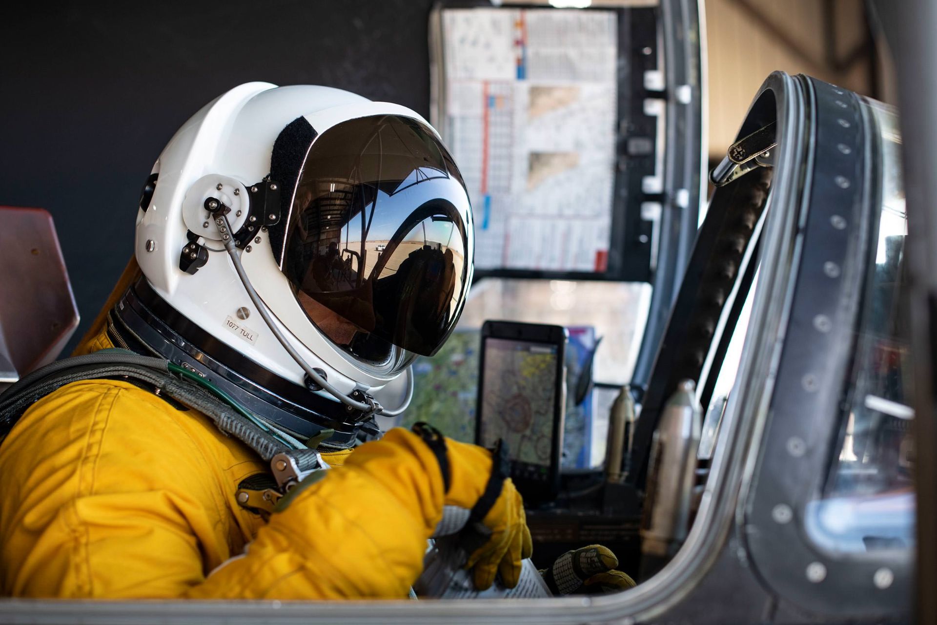 خلبان هواپیمای یو-۲ درحالی که لباس فضانوردی پوشیده است