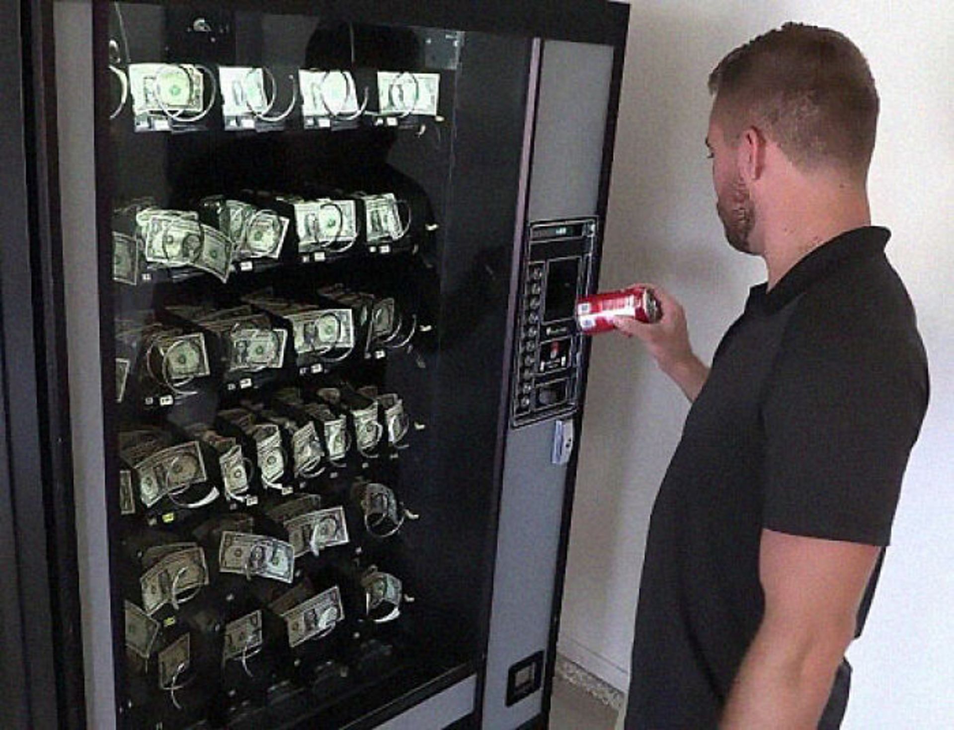 دستگاه پول‌پرداز با نوشابه