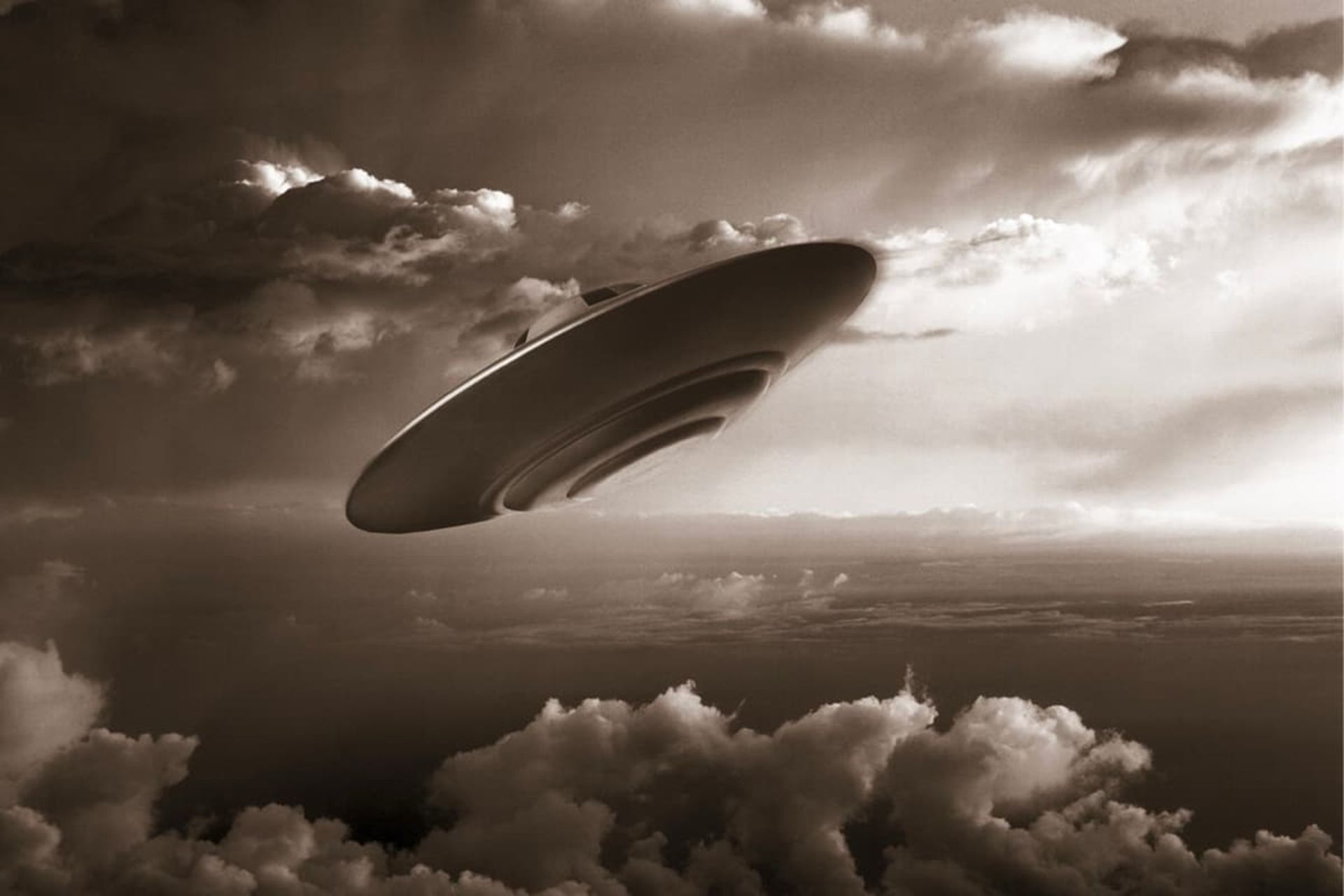 بشقاب پرنده یوفو / UFO در بین ابرها
