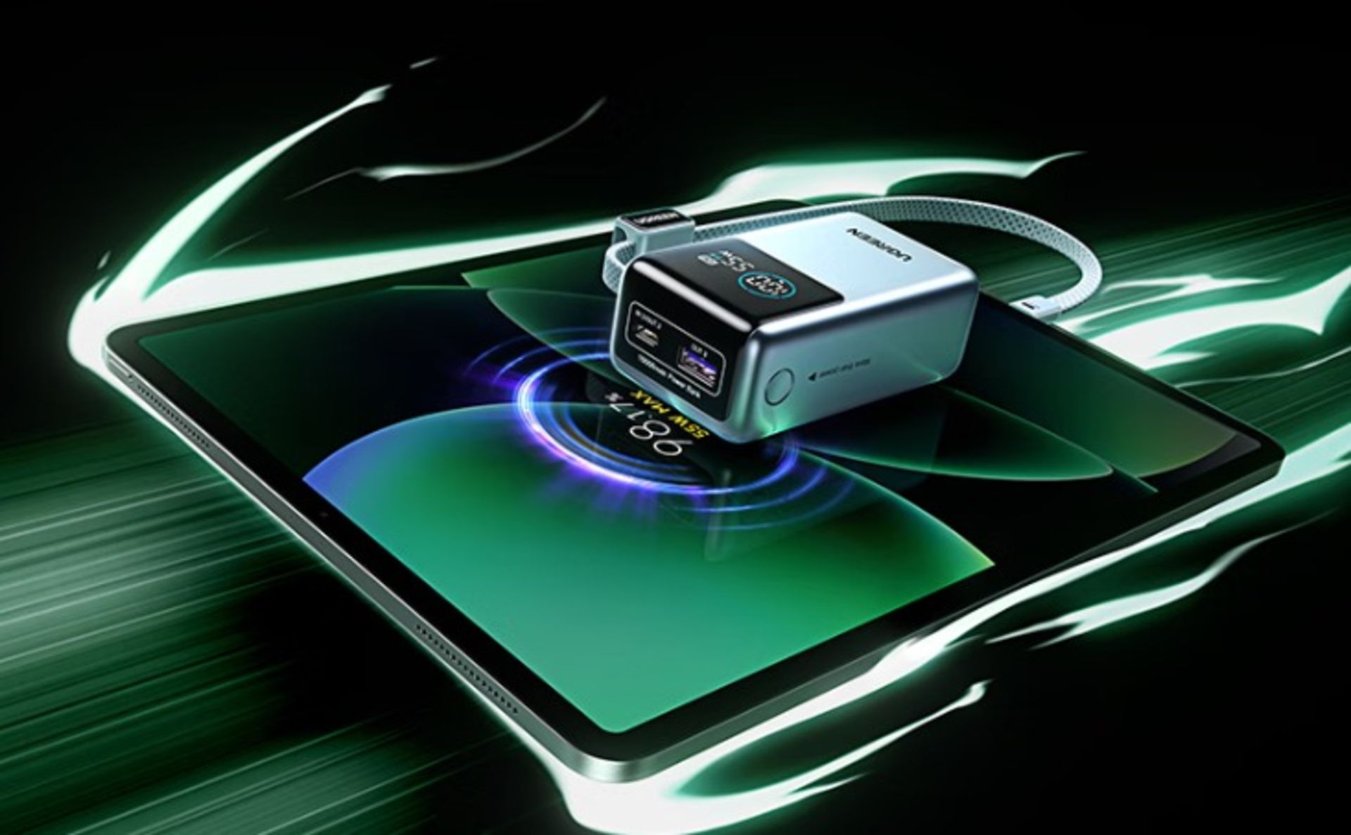 پاوربانک EnergyPal Pro Mini یوگرین درحال شارژ یک تبلت