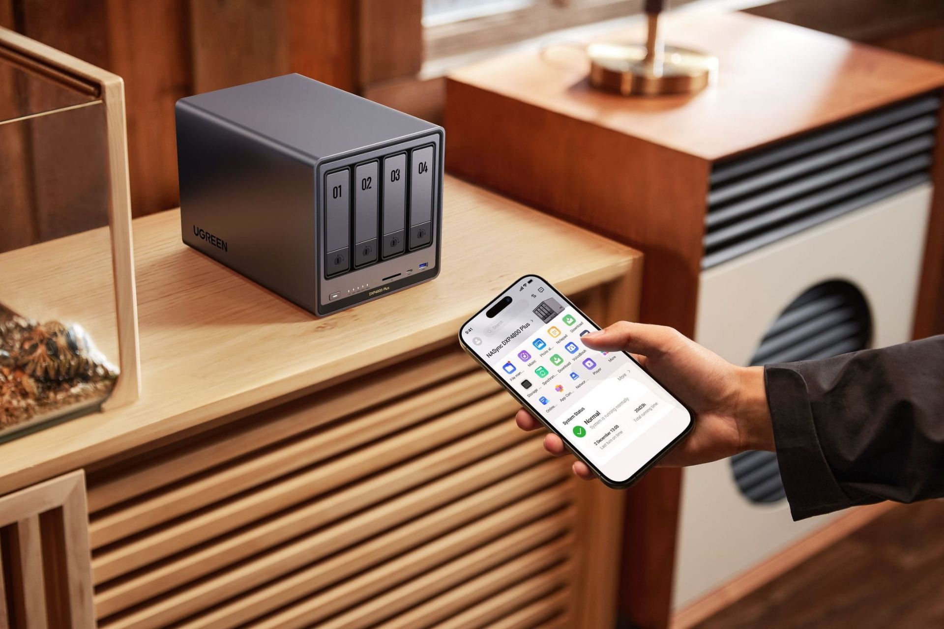 تصویر ذخیره ساز تحت شبکه‌ی NASync یوگرین روی میز