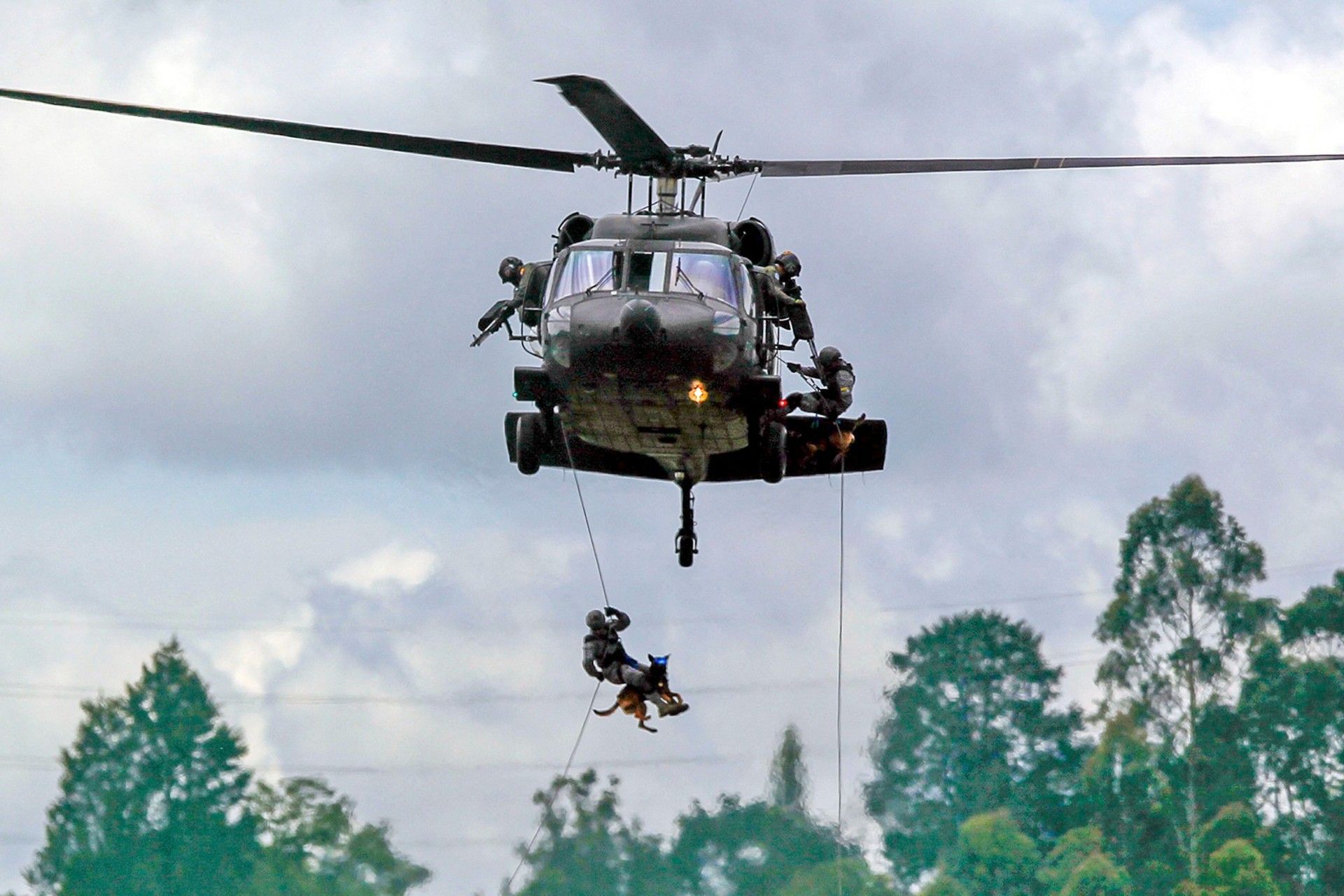 هلیکوپتر شاهین سیاه در حال انجام عملیات