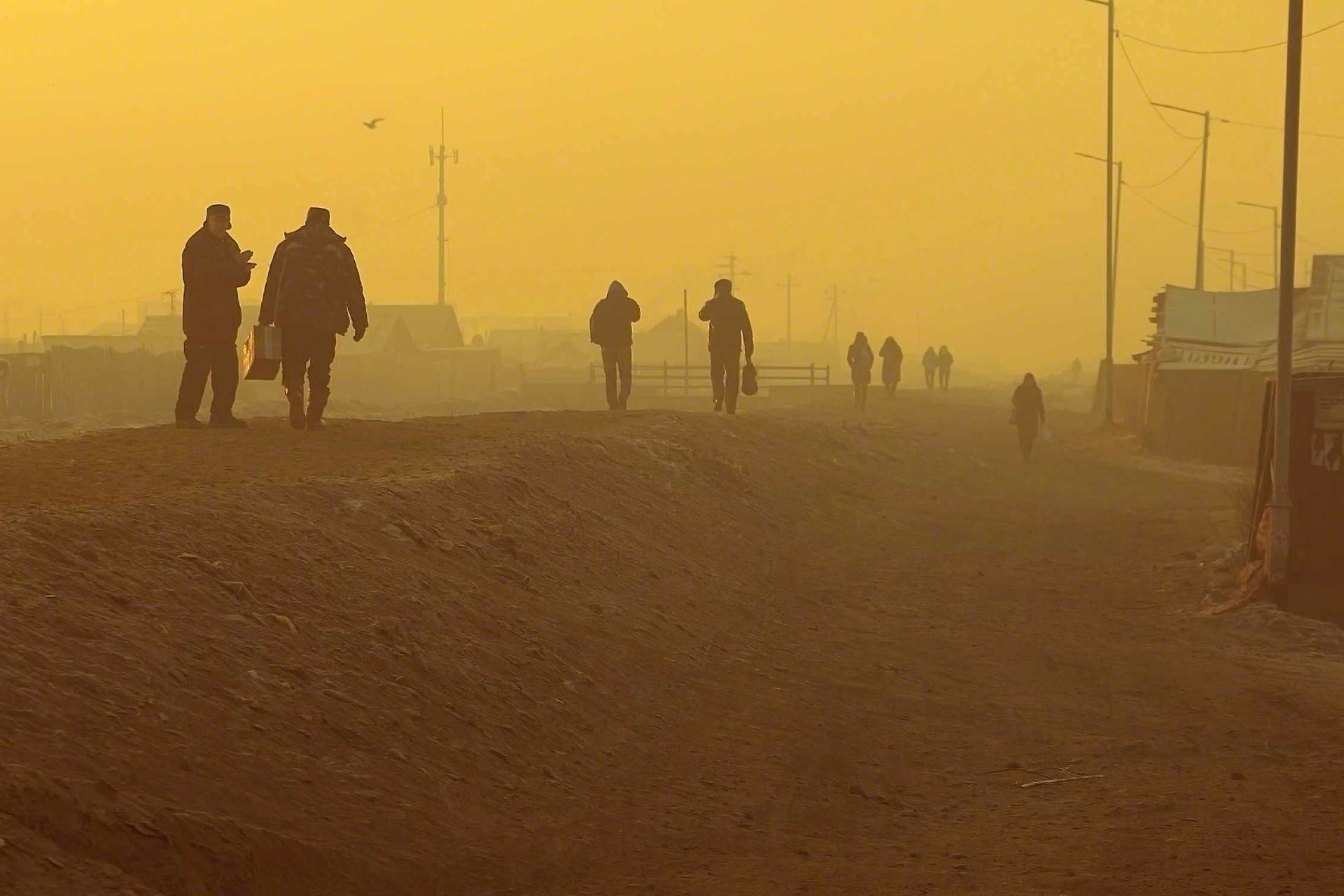 گروهی از افراد در هوای آلوده زرد رنگ