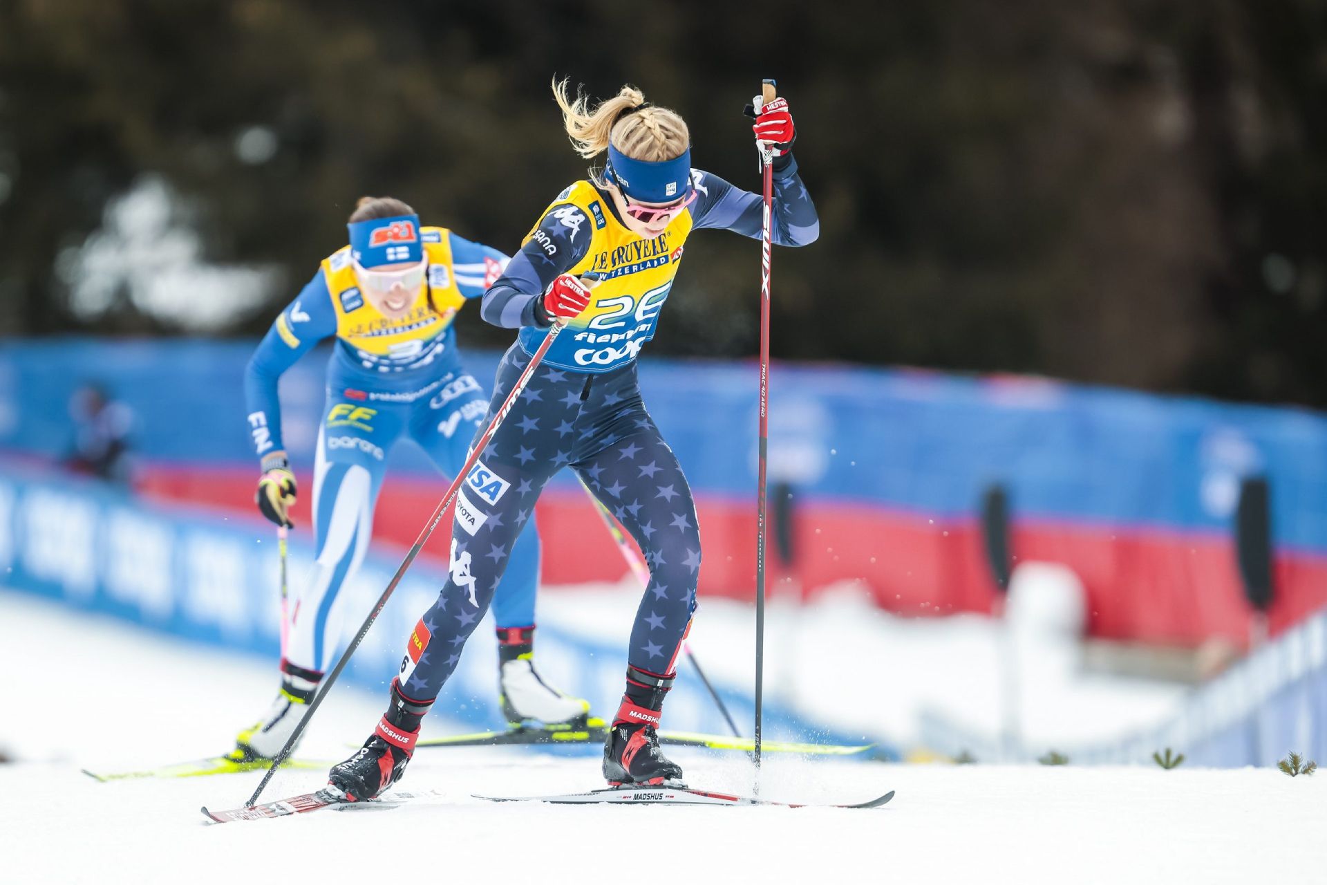 سوفیا لاکلی، اسکی‌باز حرفه‌ای و دونده حرفه‌ای آمریکایی در مسابقات تور اسکی سال گذشته در صعود به آلپ سرمیس