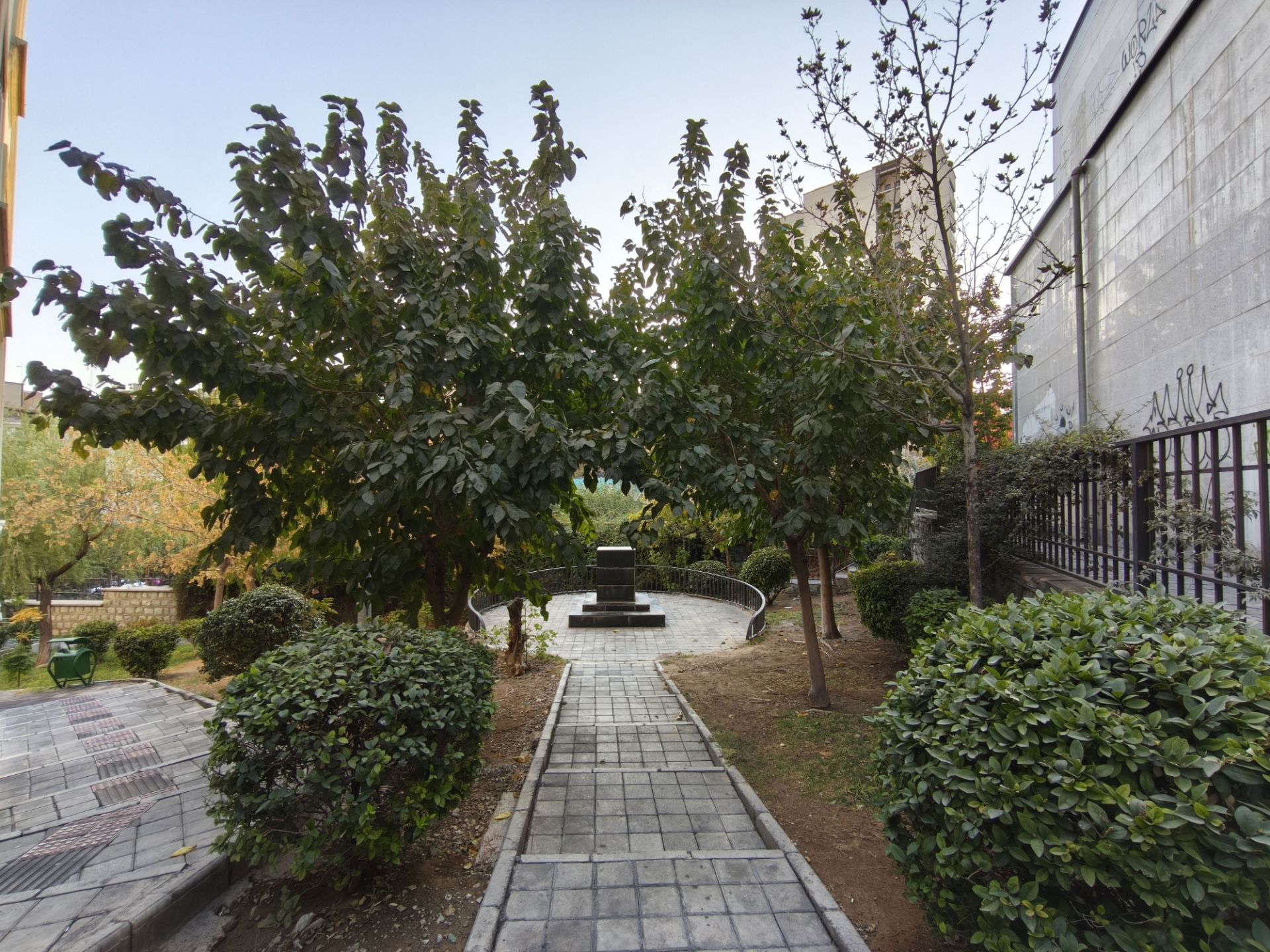 سازه‌ی سنگی مرکز پارک