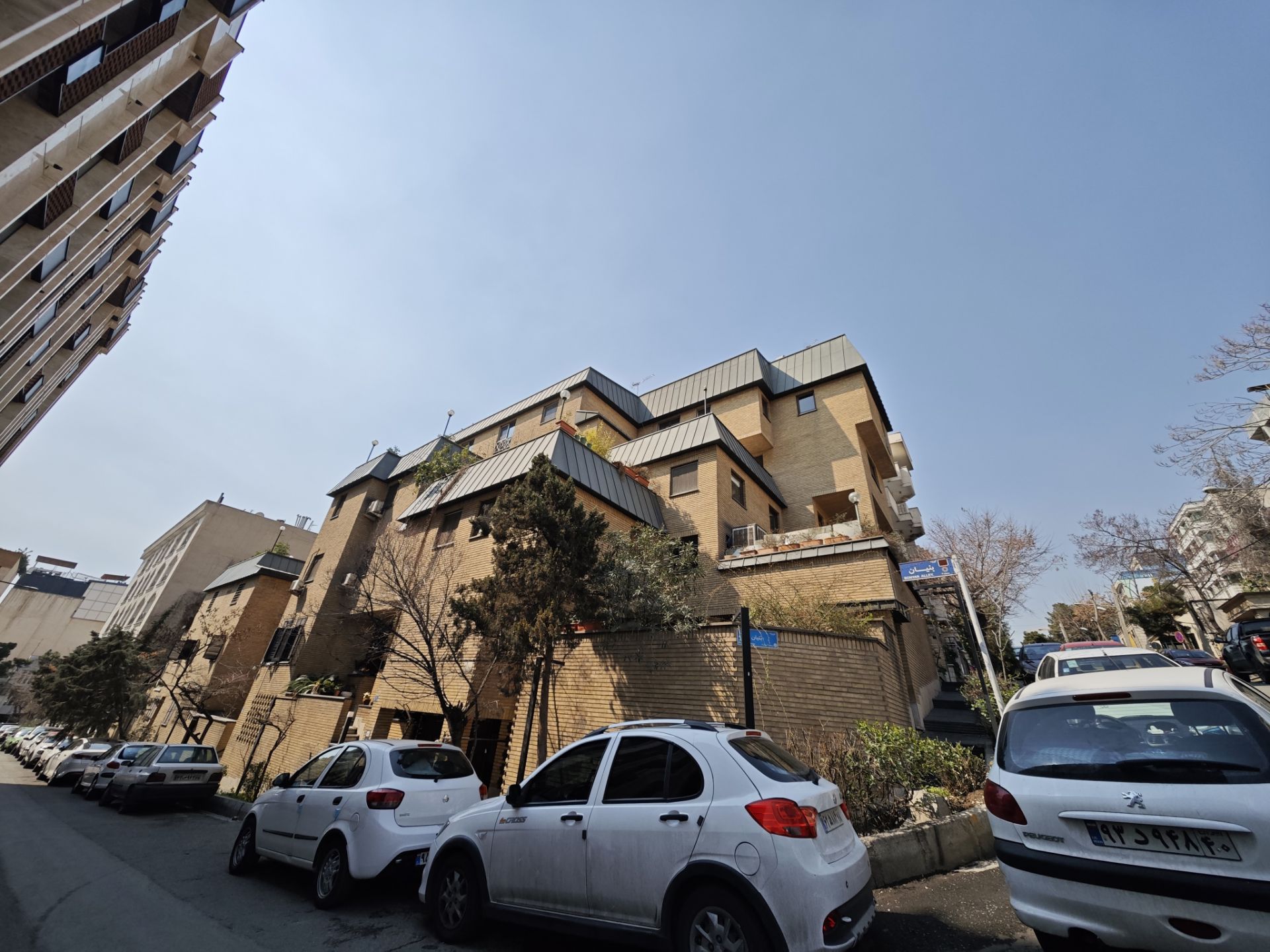 نمای فوق عریض از خانه شیروانی معروف جردن