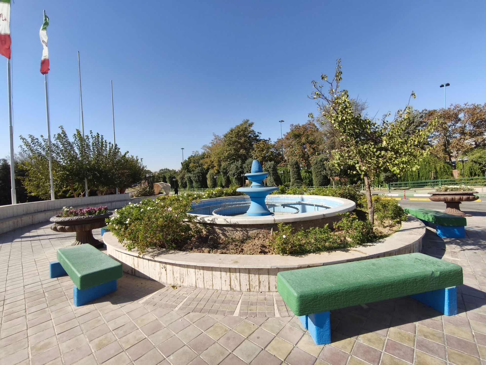 آب‌نمای وسط پارک