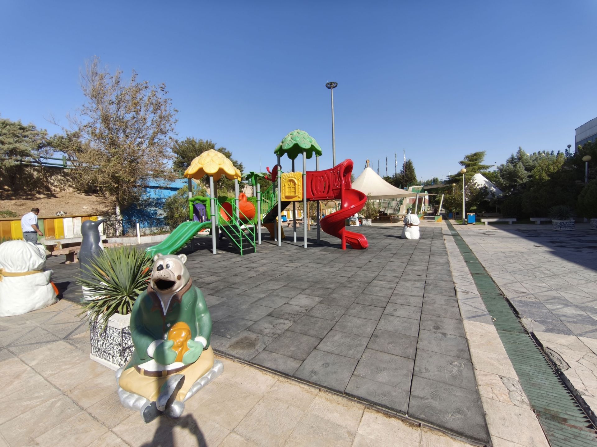 نمای دور از تاب‌ و سرسره