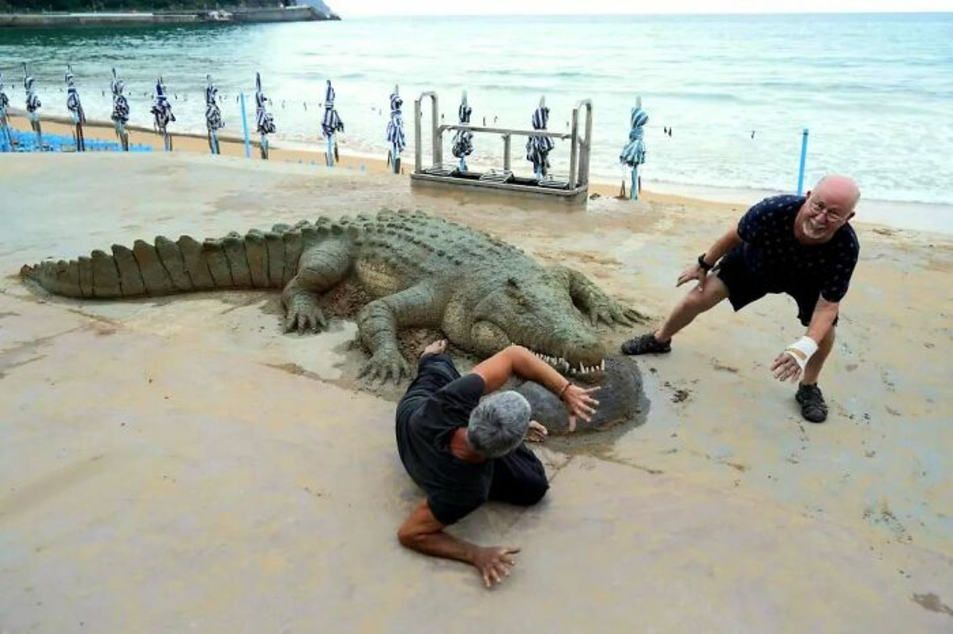 مجسمه شنی تمساح ساحل دو مرد