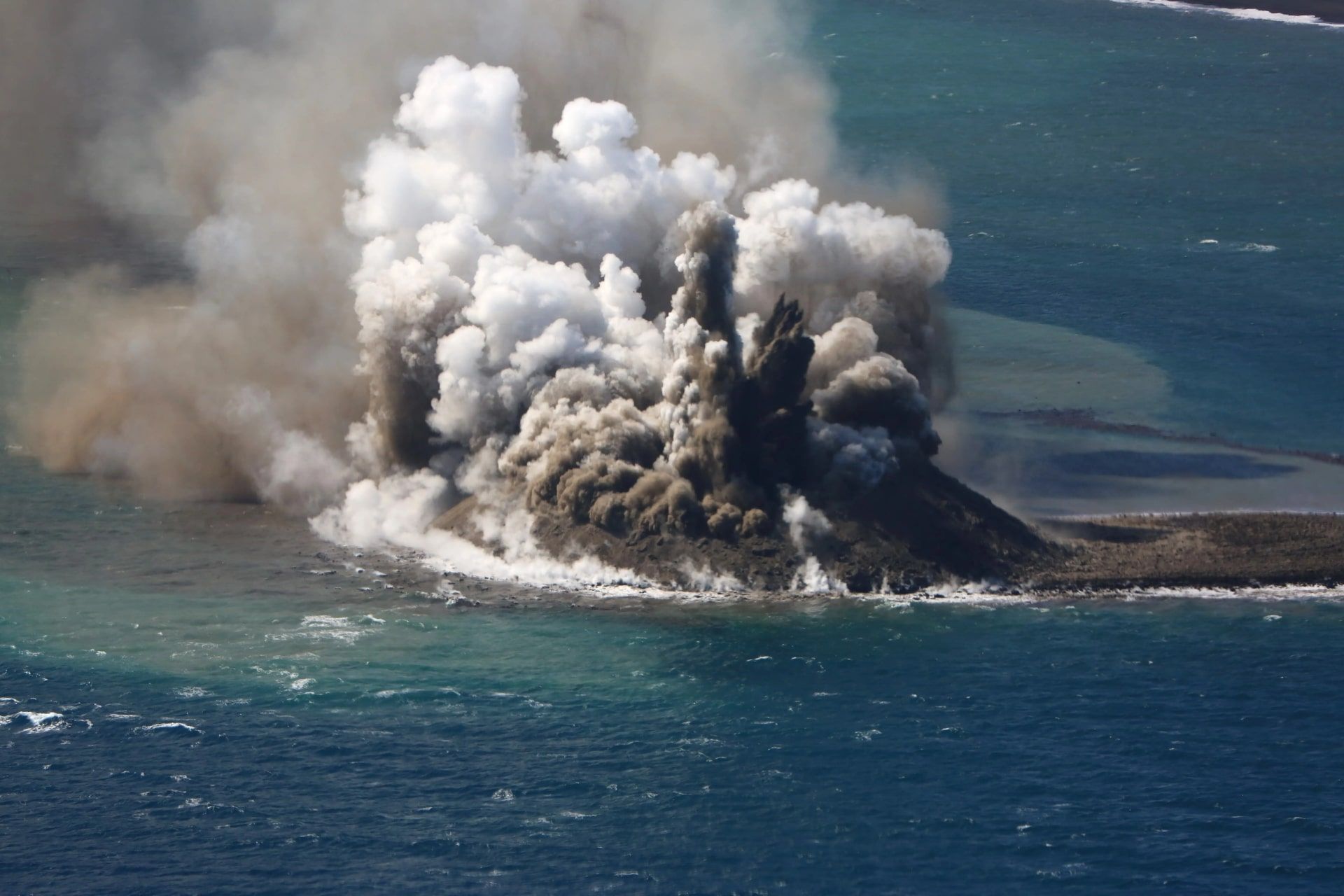 جزیره جدید آتشفشانی ایوو جیما در سواحل ژاپن