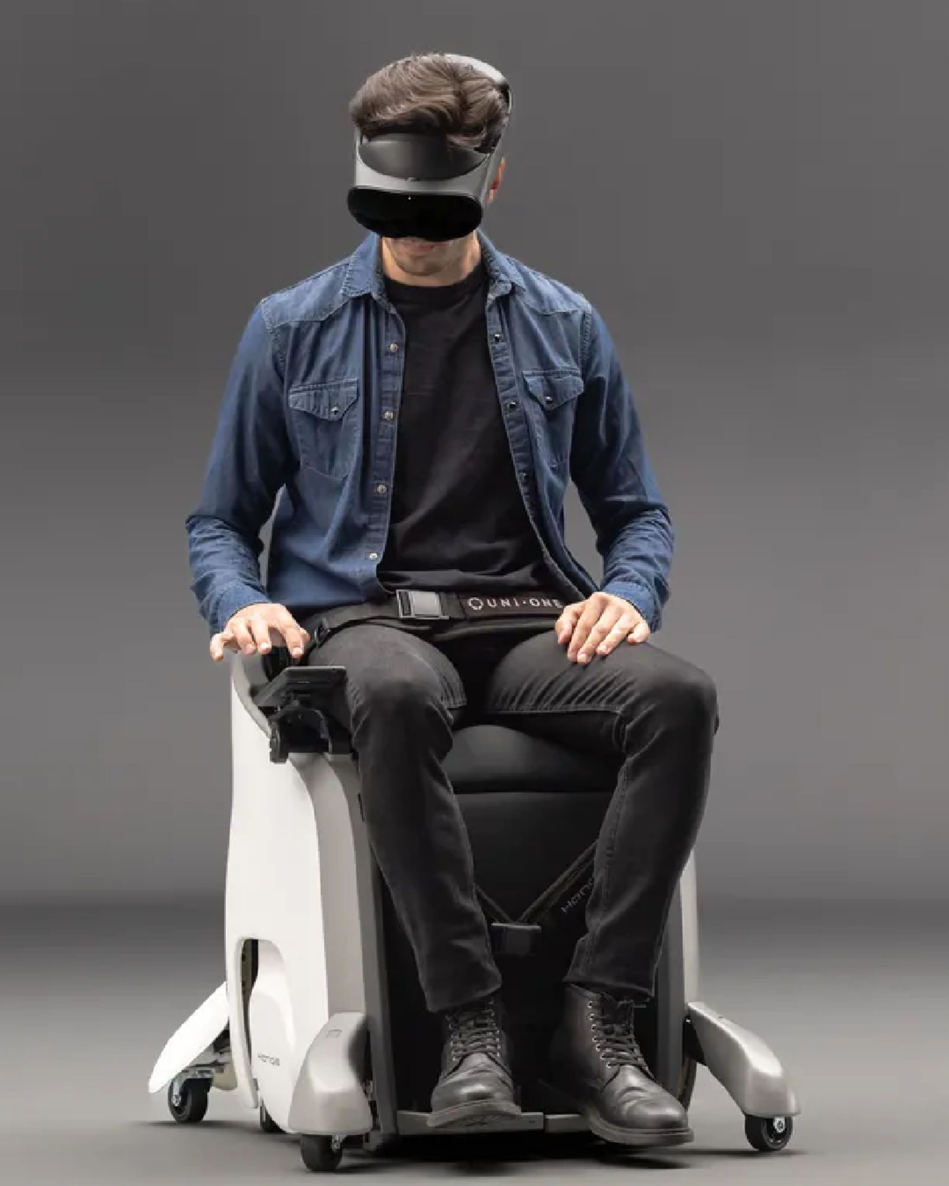 مرد نشسته روی صندلی خودران هوندا با عینک واقعیت مجازی