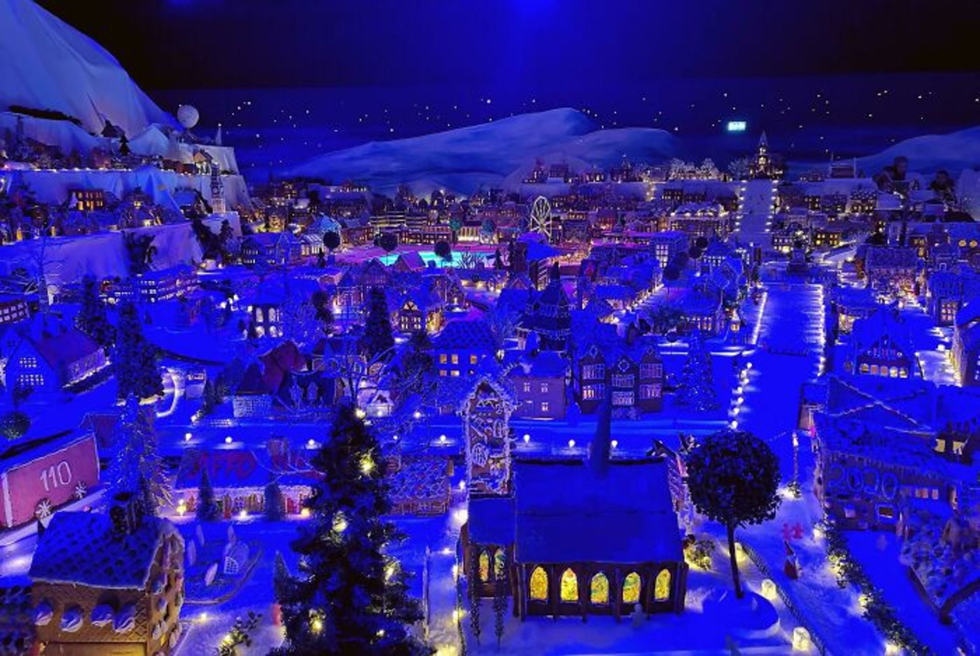 طبیعت نروژ در شب چراغ خانه ها برف کریسمس