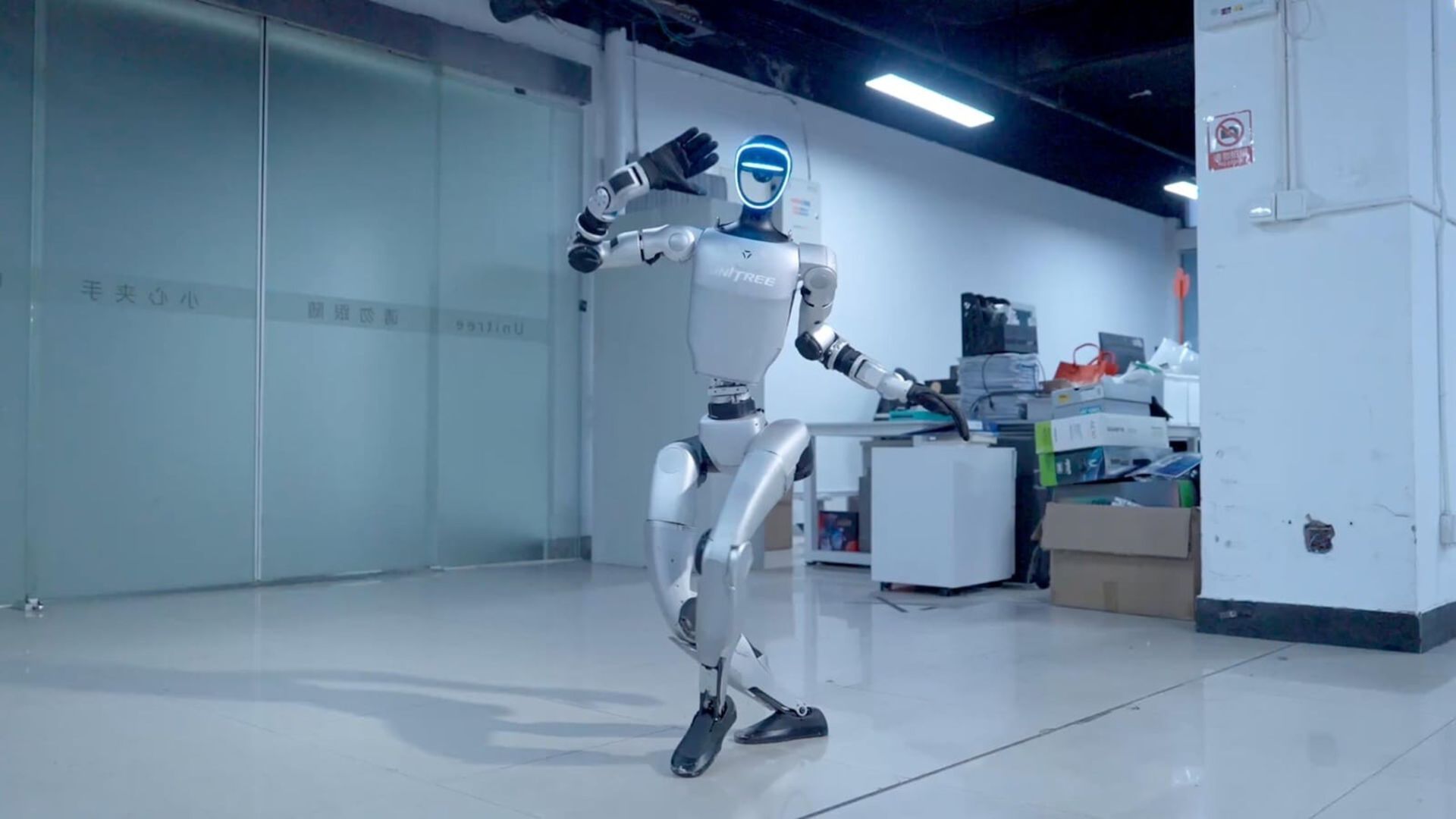 ربات انسان‌نمای Unitree G1 در حالت ایستاده در یک آزمایشگاه