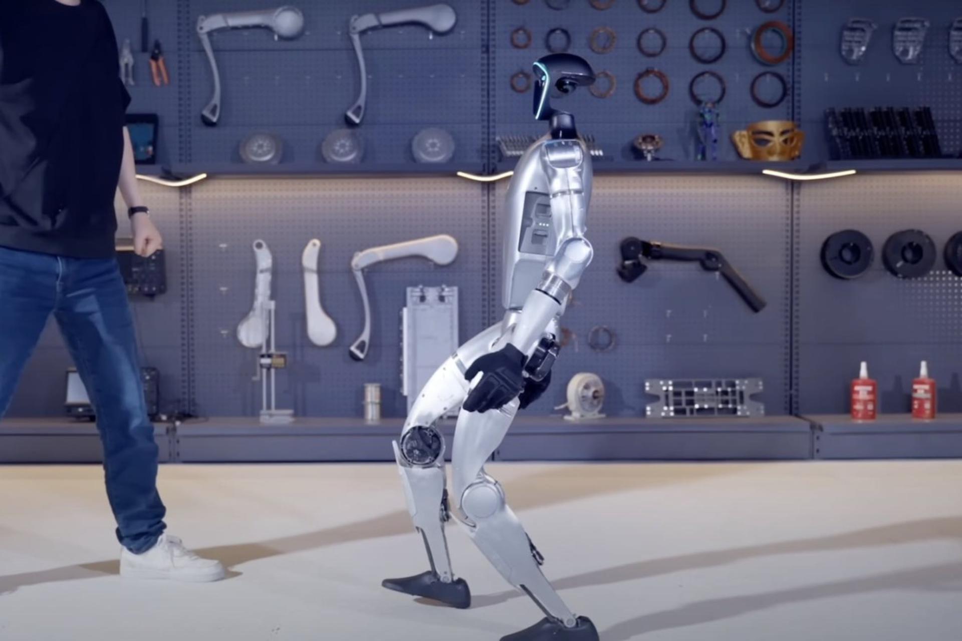 ربات انسان‌نمای G1 در مقابل یک انسان