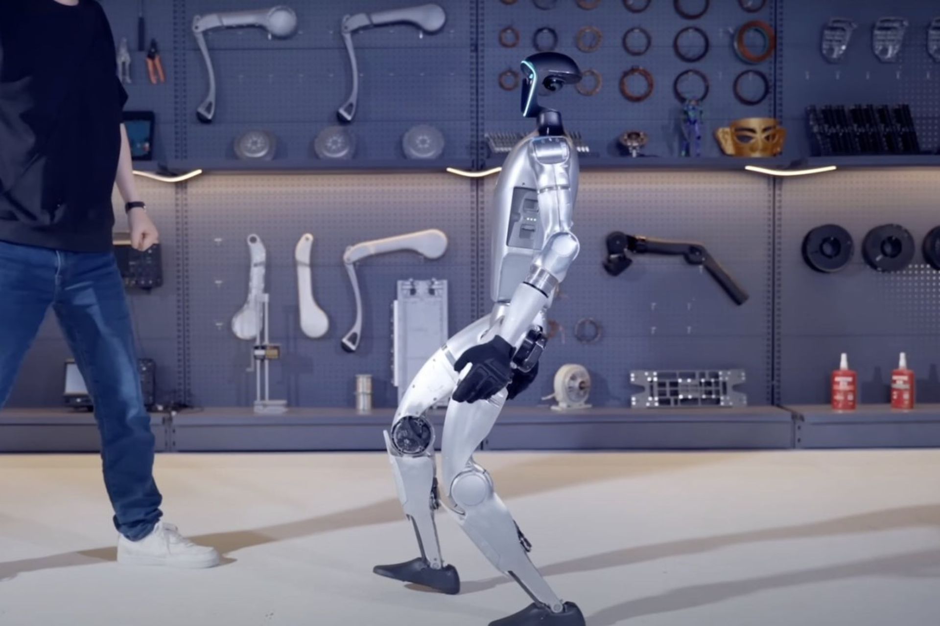 ربات انسان‌نمای G1 در مقابل یک انسان