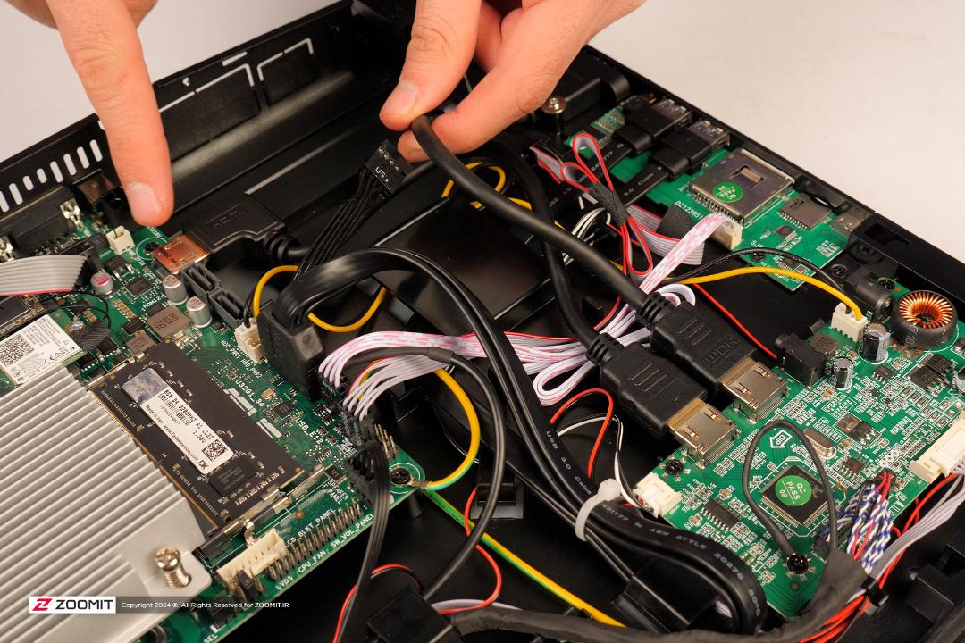کابل HDMI اضافی متصل به برد آل این وان یونیوو