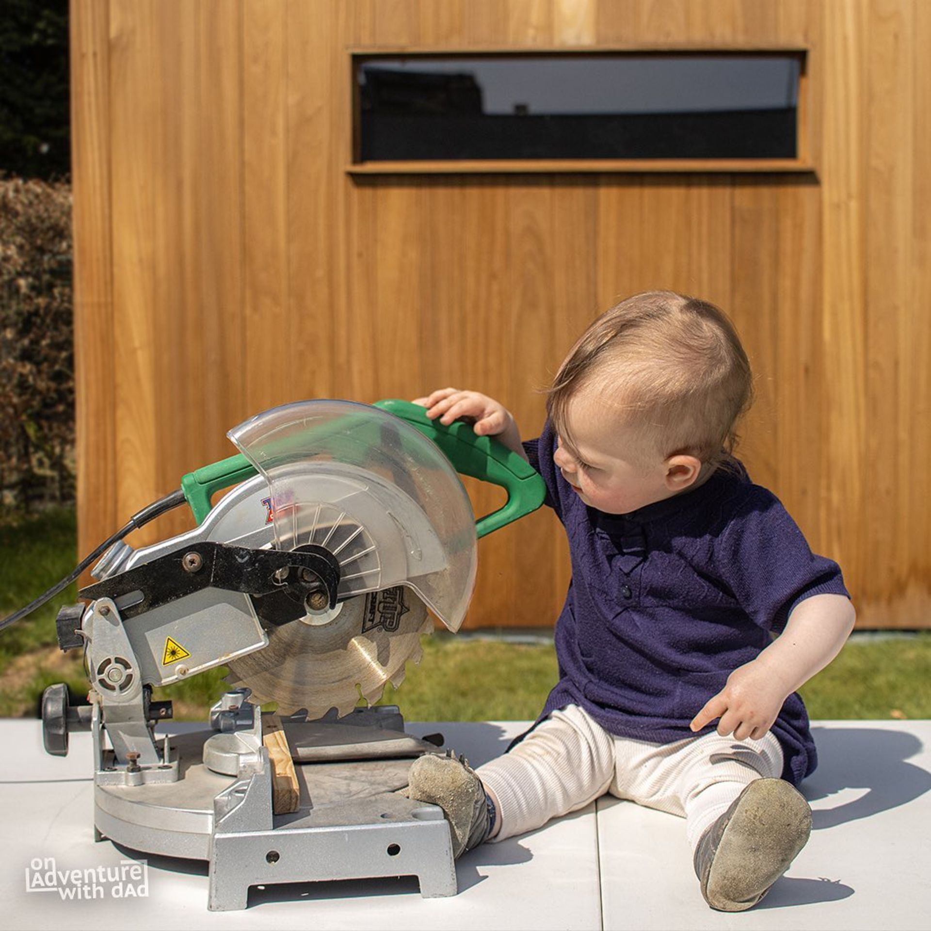 بچه در حال کار با کاتر برقی