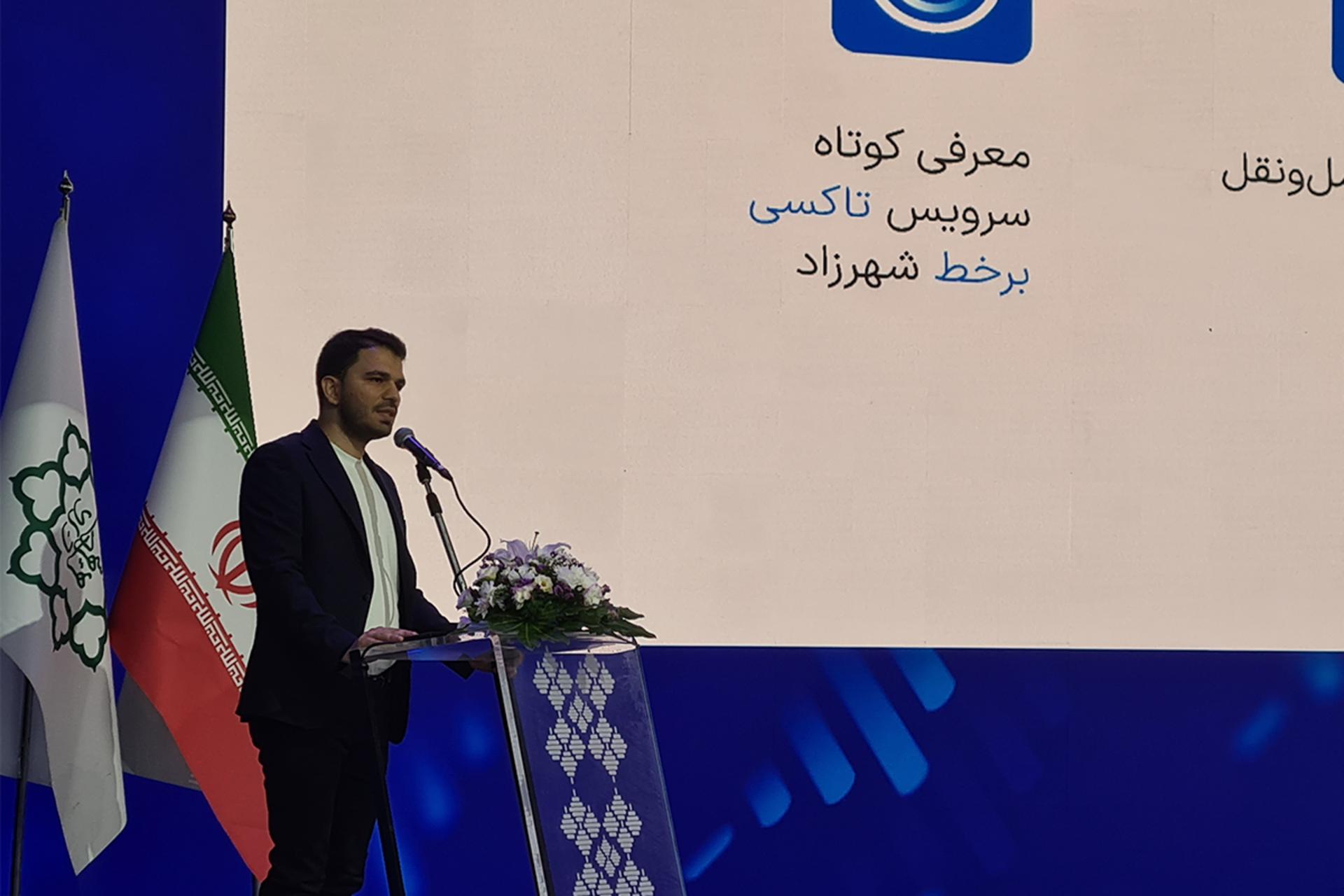 مردی در حال سخنرانی