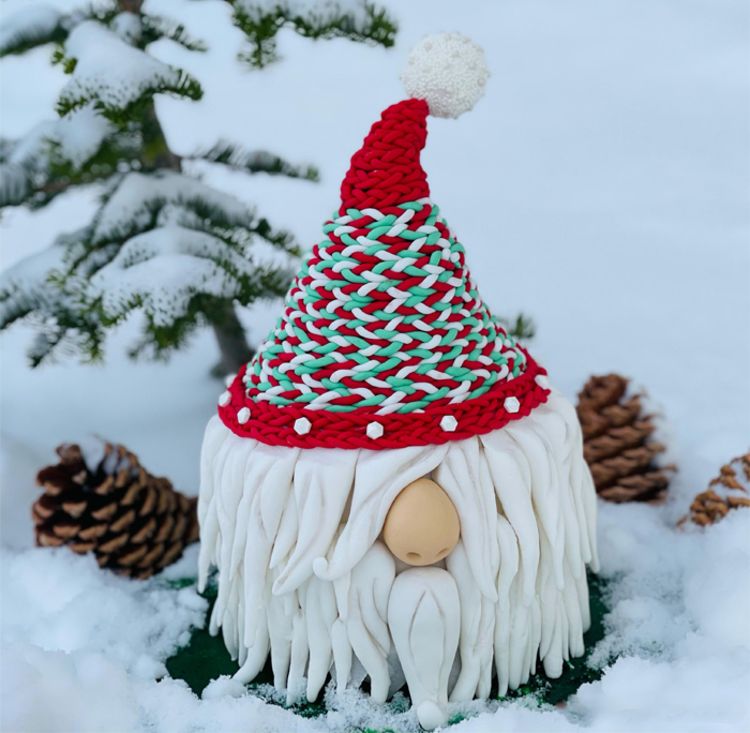 کیک بابا نوئل در برف برای کریسمس درخت کاج کریسمس