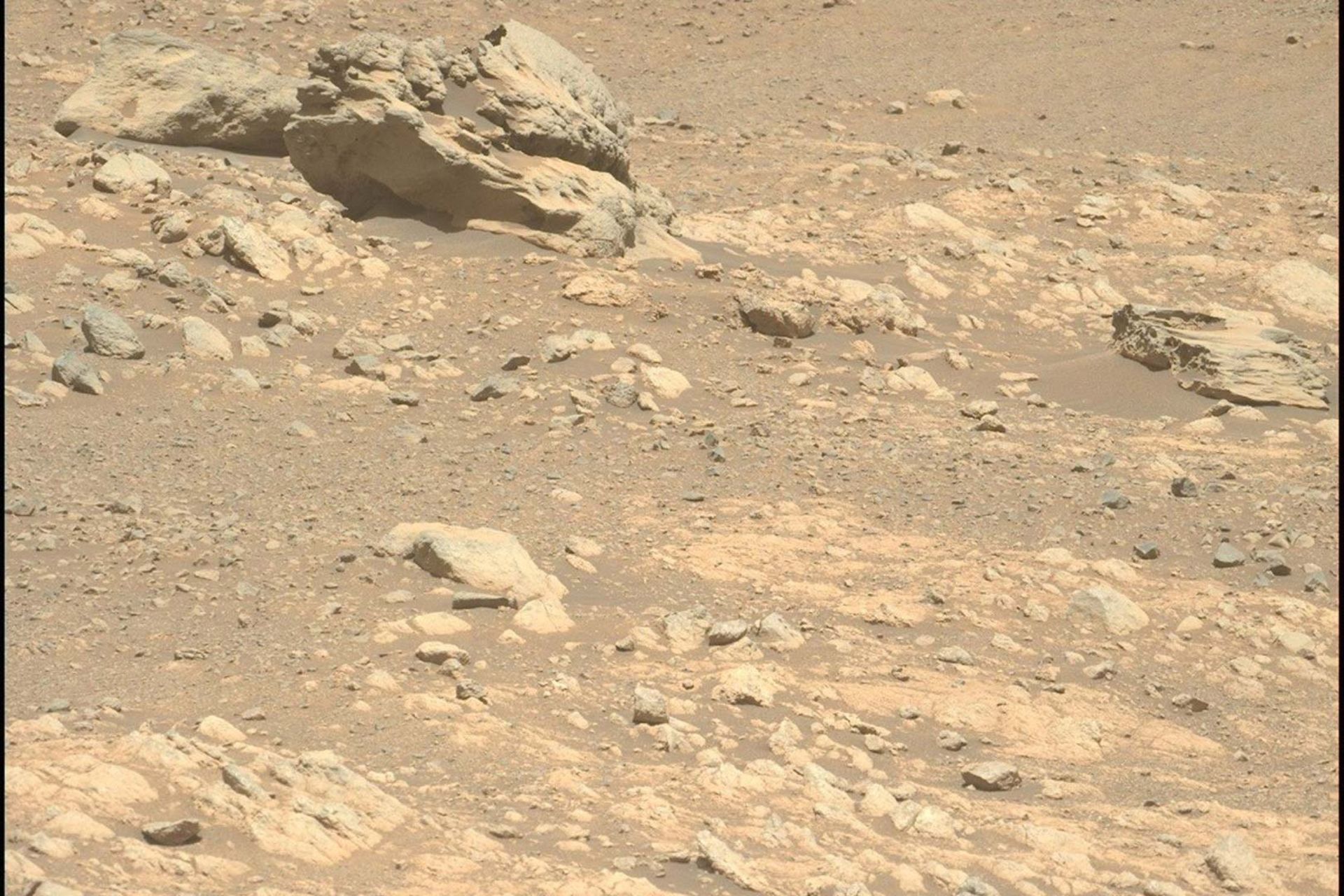 چشم‌انداز سنگلاخی سطح مریخ از نگاه مریخ‌نورد پرسویرنس