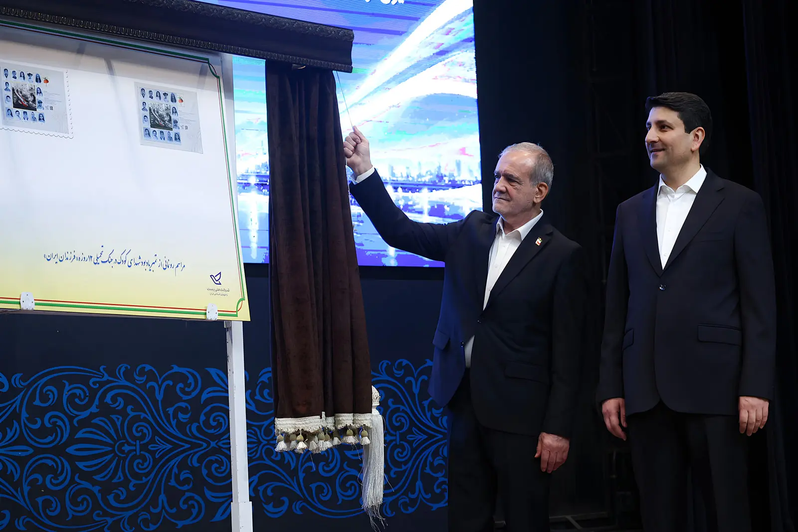 رئیس‌جمهور در مراسم رونمایی از ربات پستچی پرده را کنار می‌زند