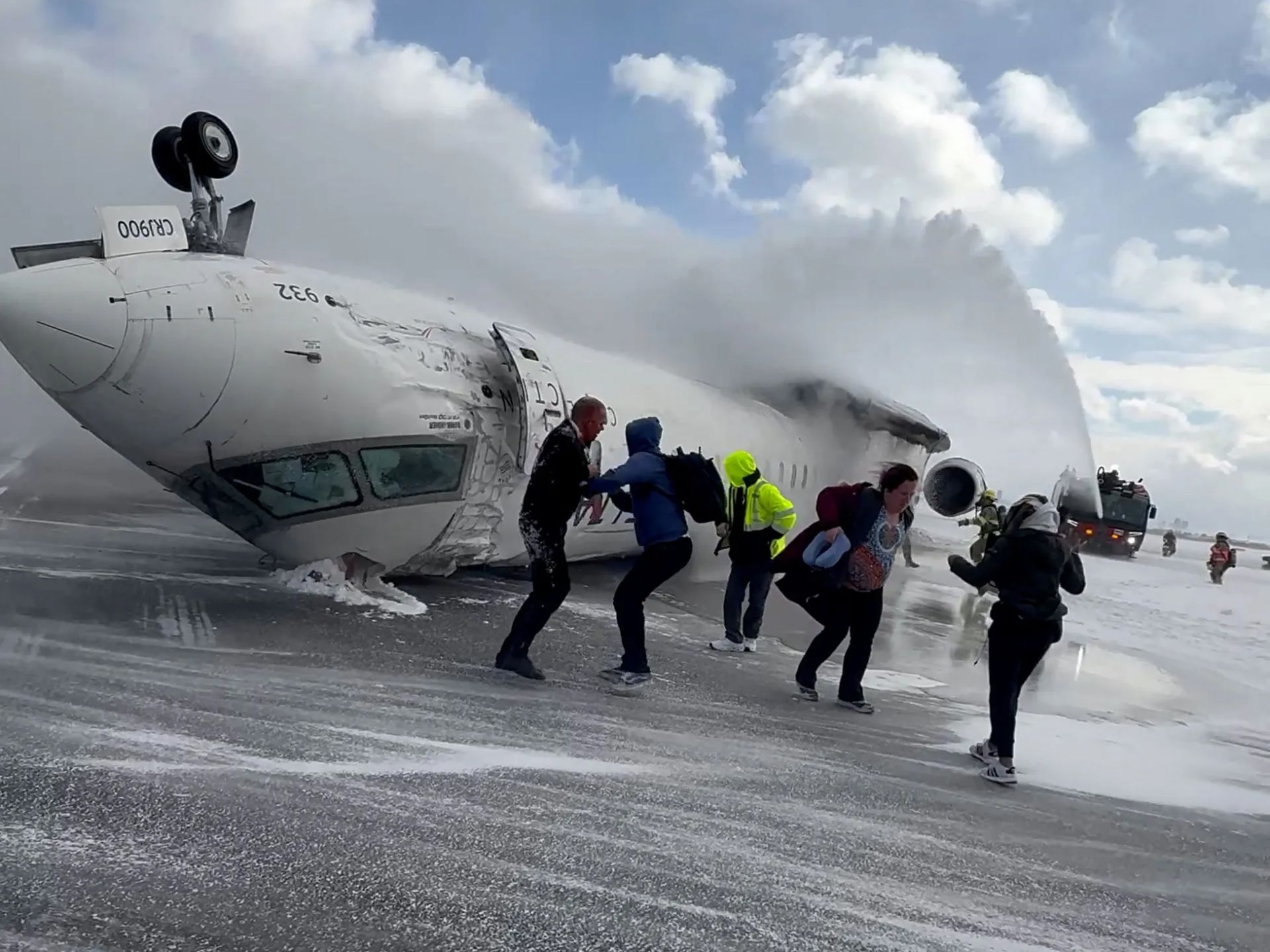 خروج مسافران از هواپیمای واژگون شده