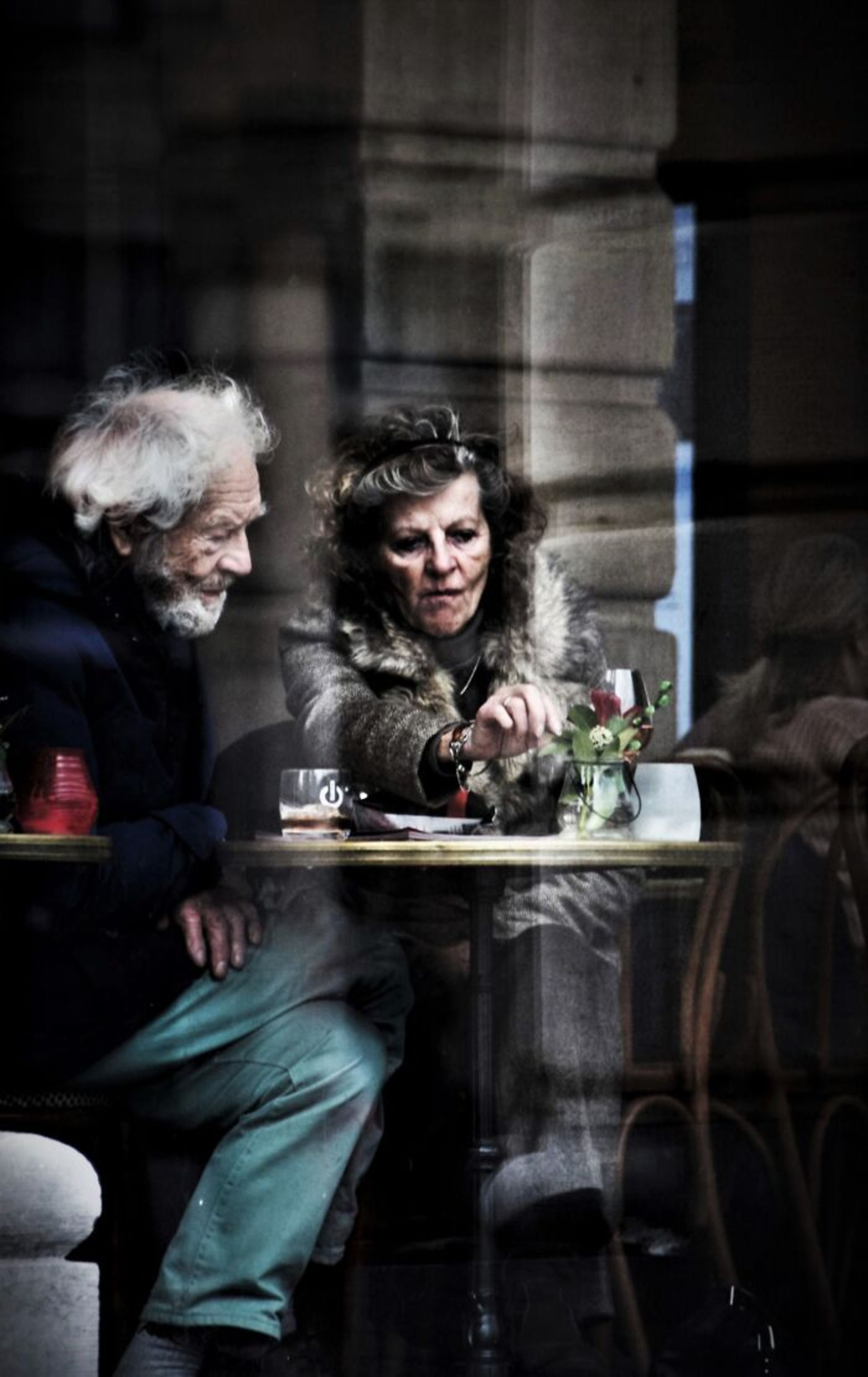 زن و مرد مسن در کافه