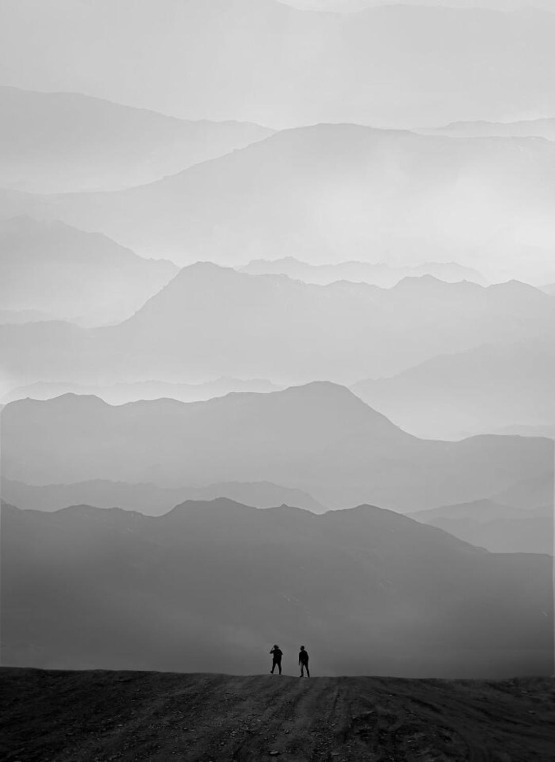 کوه‌‌ها در روز مه گرفته