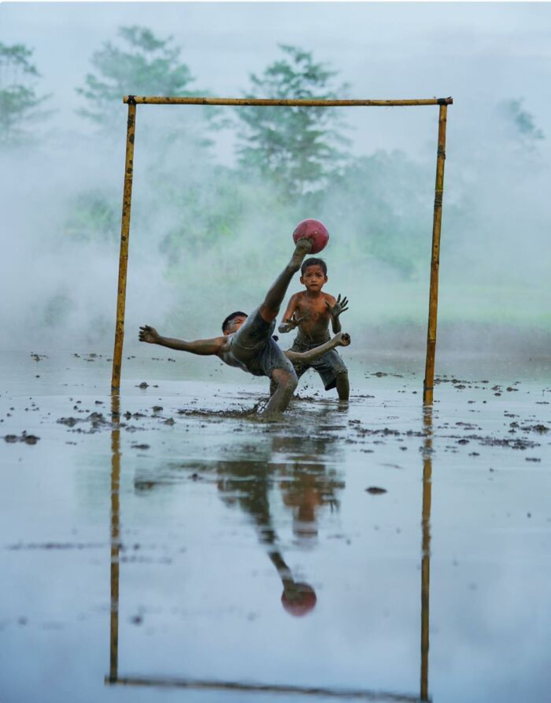 دو کودک در حال بازی با توپ