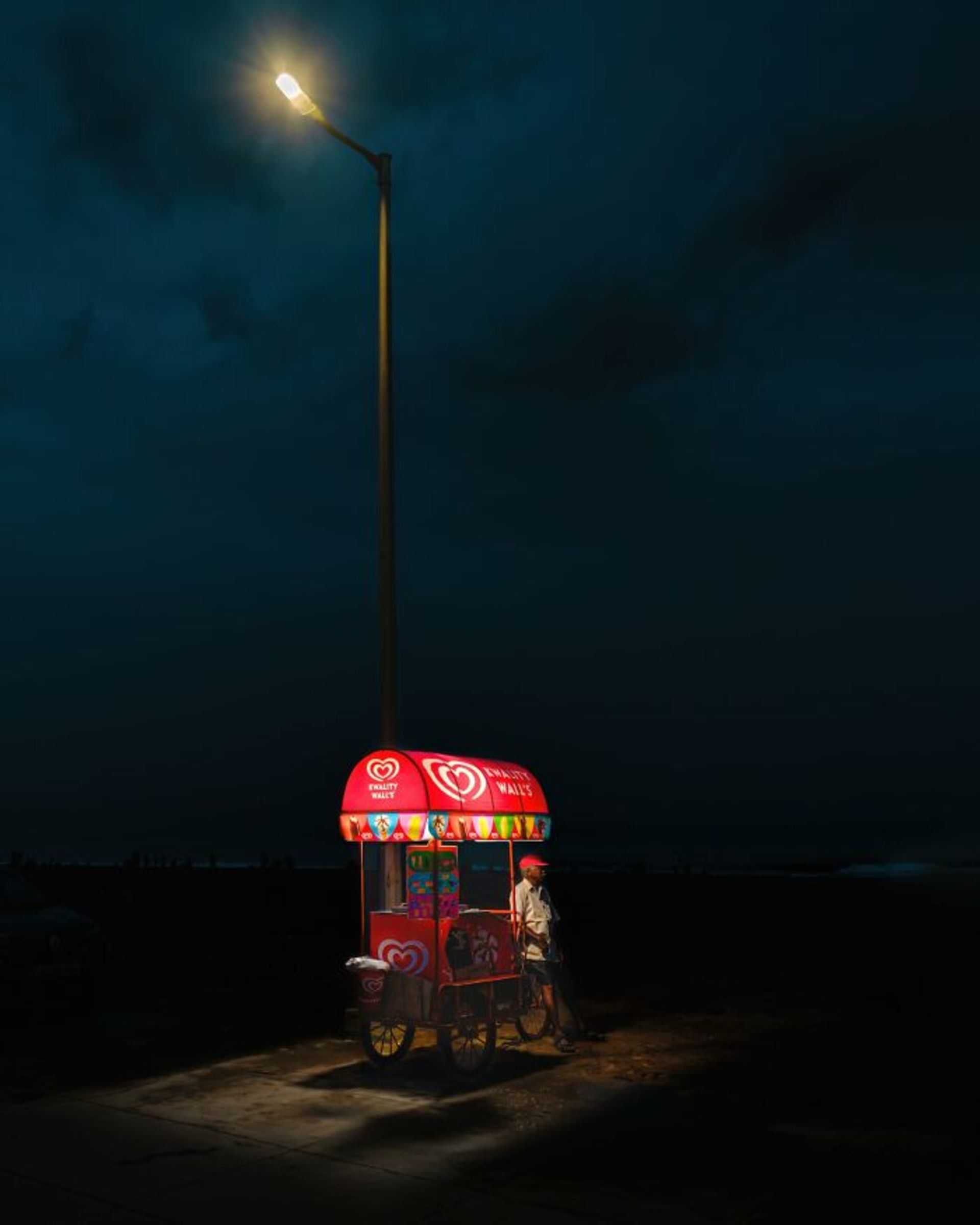 چرخ‌دستی غذا در شب