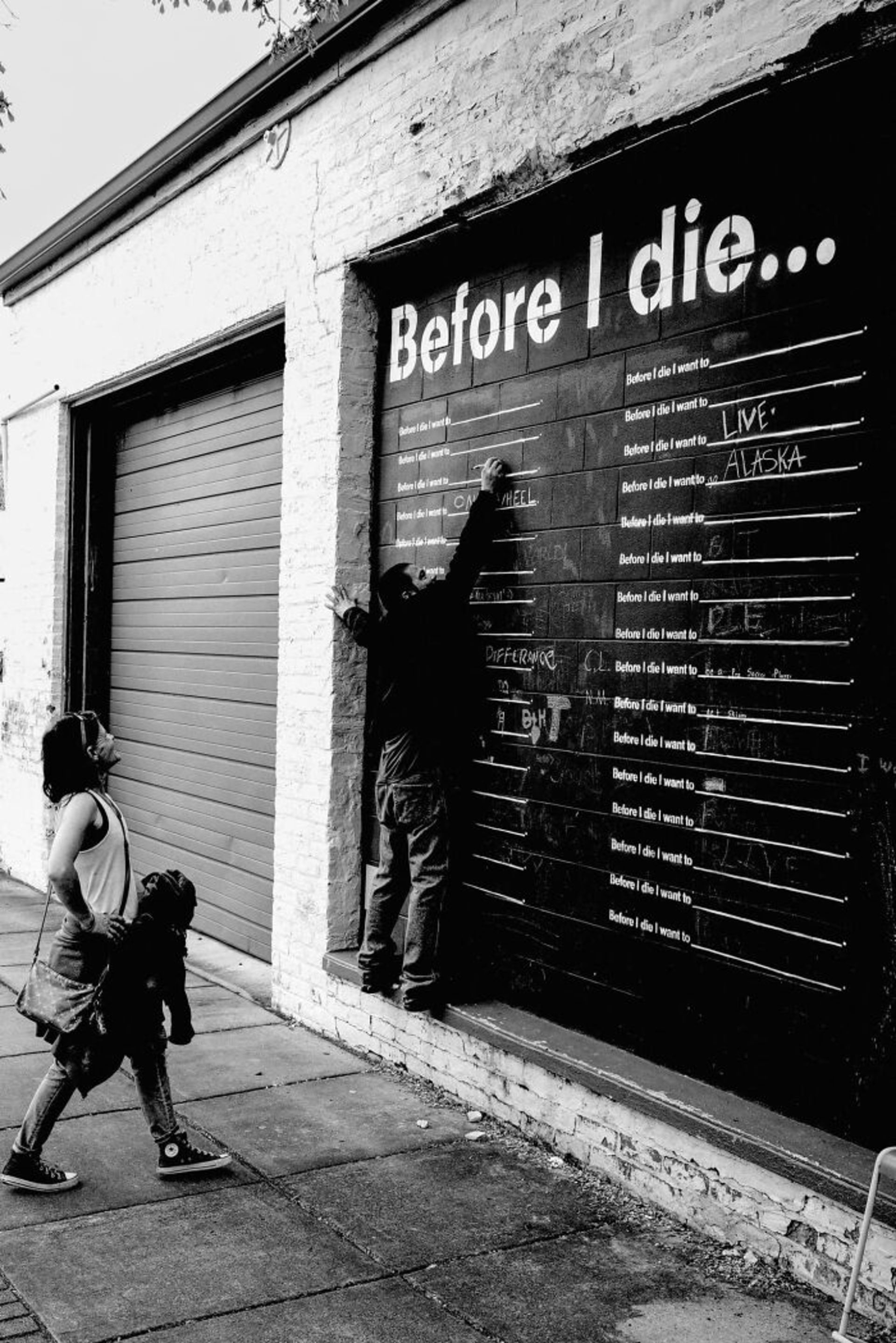 زن و مردی در حال نوشتن روی لیست قبل از مرگ