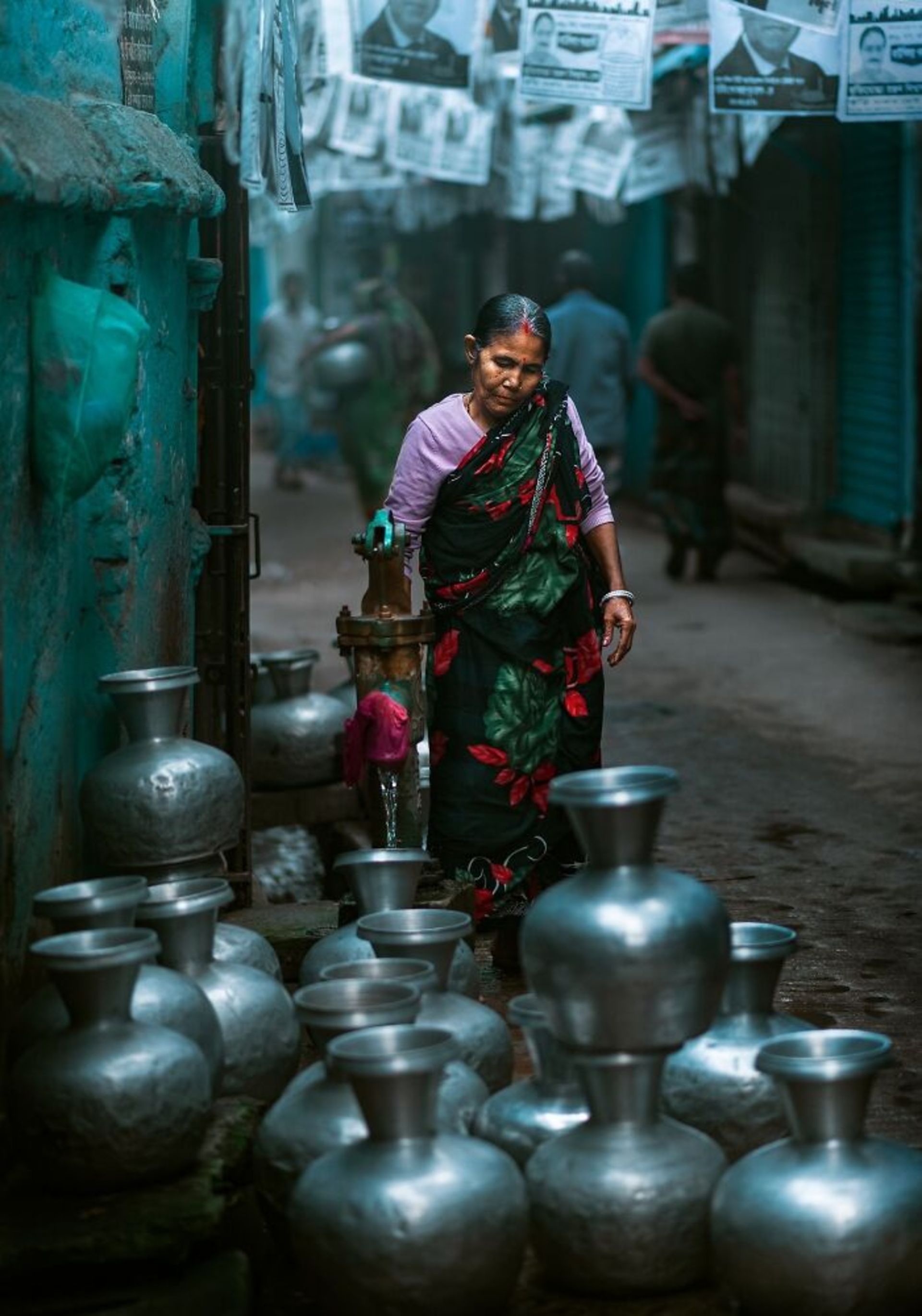 زن هندی و ظروف فلزی