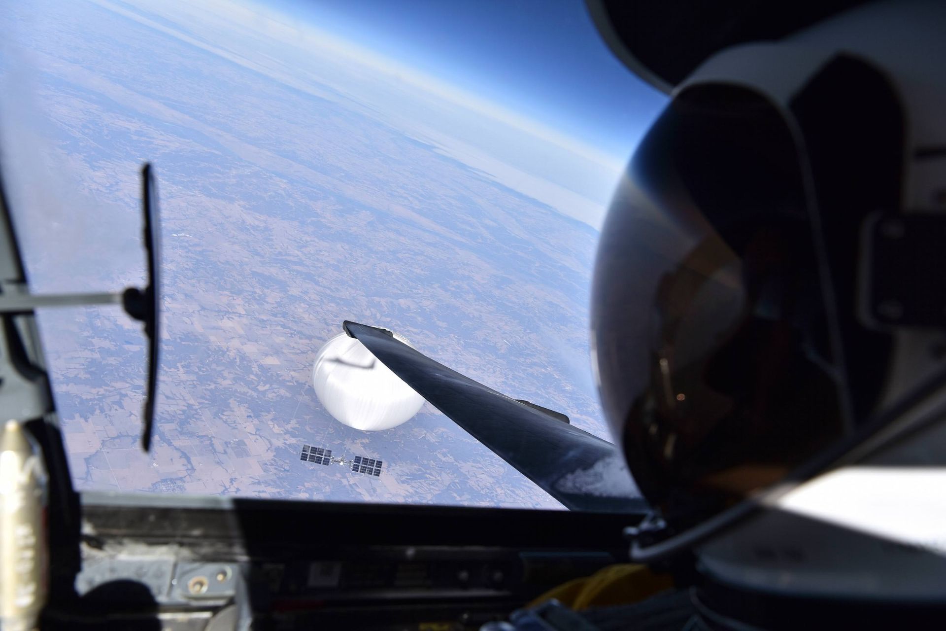خلبان ارتش آمریکا از کابین هواپیمای یو-۲ به بالن جاسوسی چینی نگاه می‌کند