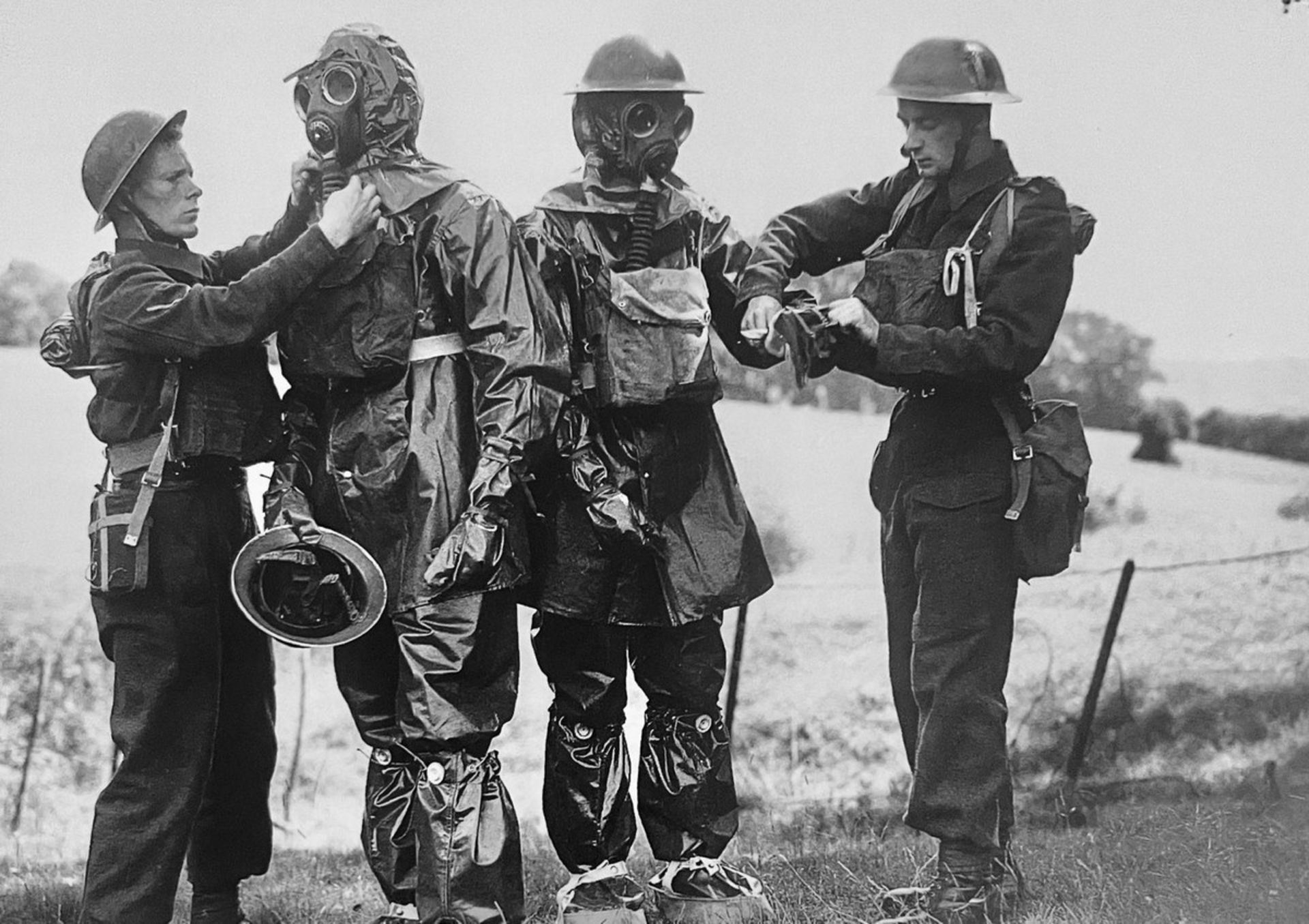 عکس سیاه و سفید چند سرباز در حال بستن ماسک شیمیایی