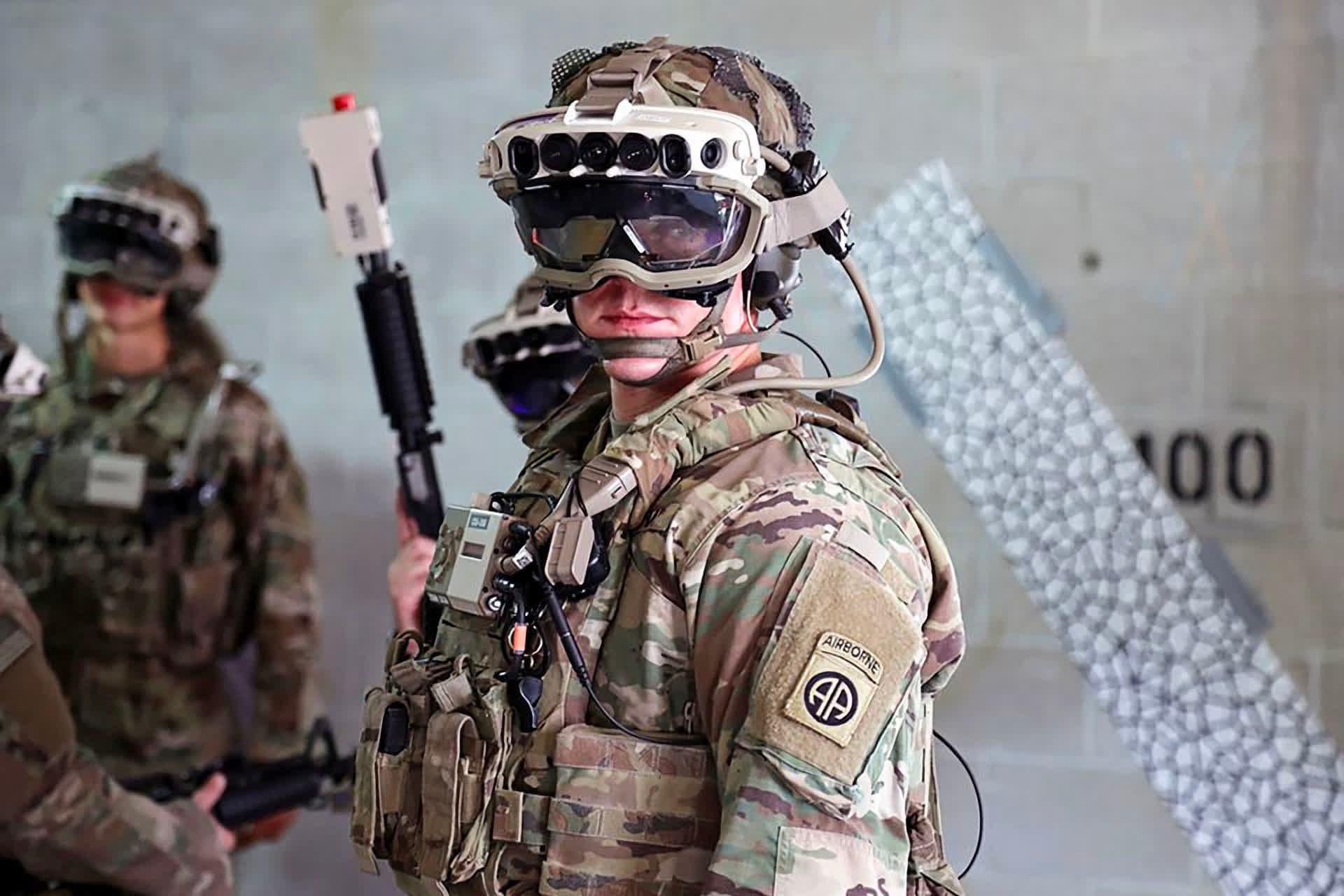 سرباز نیرو هوابرد ارتش آمریکا با هدست IVAS مایکروسافت