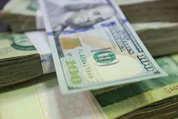 اسکناس‌های صد دلاری (US Dollar) روی دسته‌های پول خارجی