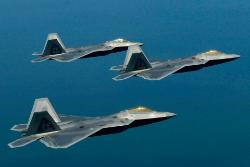 پرواز جنگنده F-22 رپتور آمریکا در آسمان