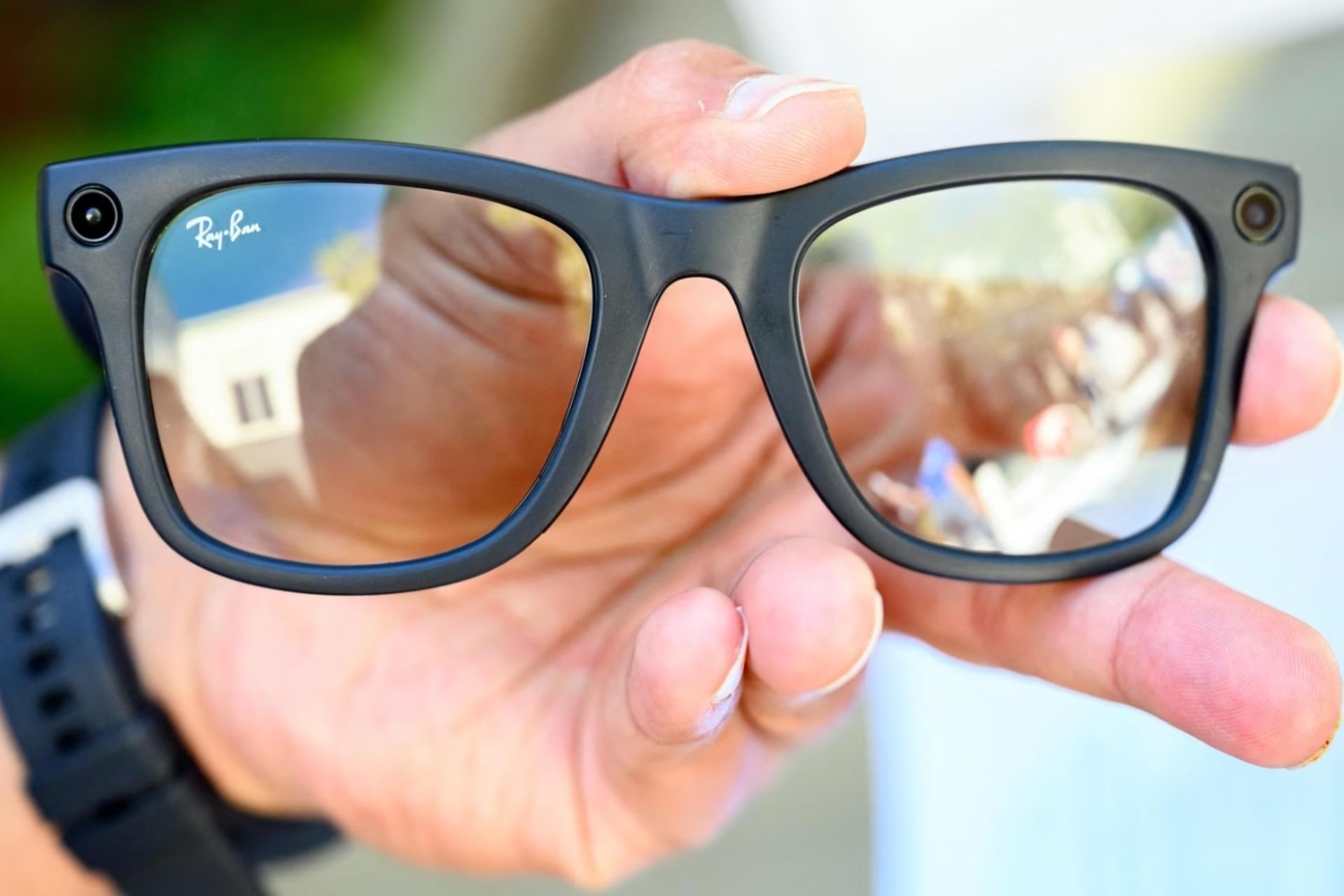 عینک واقعیت مجازی ری‌بن متا در دست