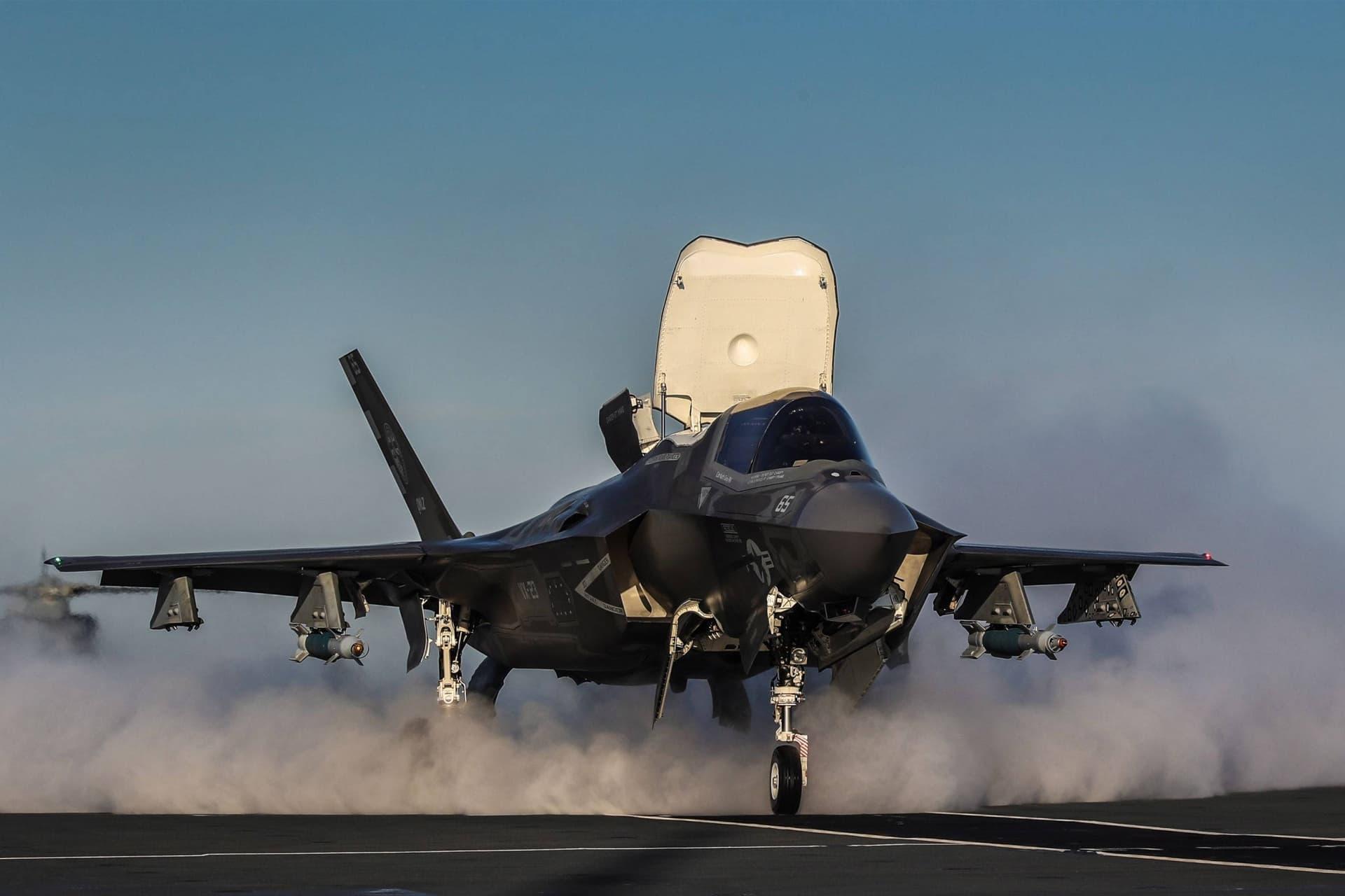 جنگنده اف ۳۵ آمریکا F-35 روی ناو آسمان آبی
