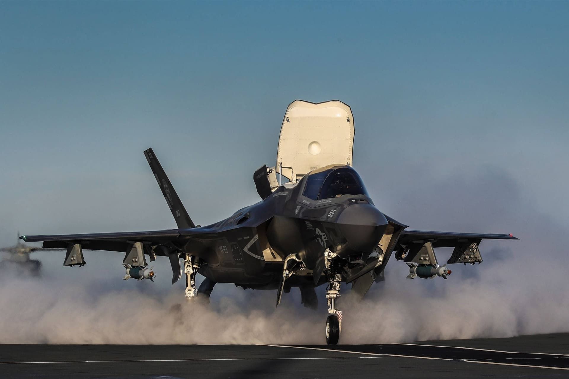 جنگنده اف ۳۵ آمریکا F-35 روی ناو آسمان آبی