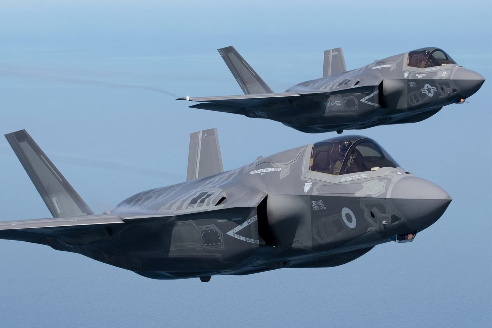 دو فروند جنگنده اف ۳۵ آمریکا F-35 در آسمان