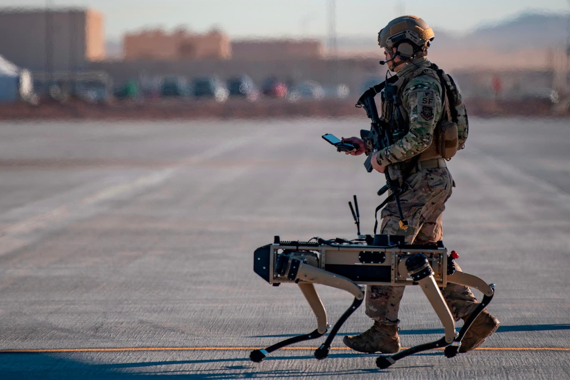 سرباز ارتش آمریکا با سگ رباتیک در پایگاه