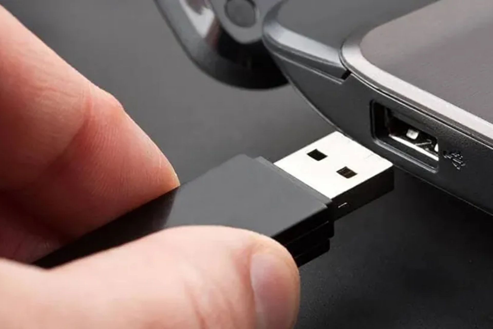 یک کاربر درحال استفاده از درگاه USB 2.0